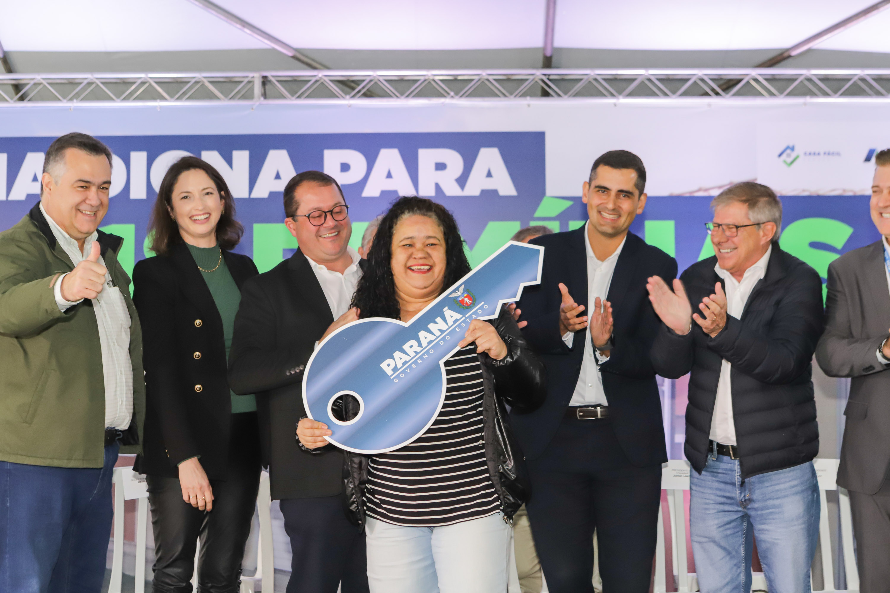 Com apoio da Estado, 94 famílias da Lapa recebem as chaves da casa própria