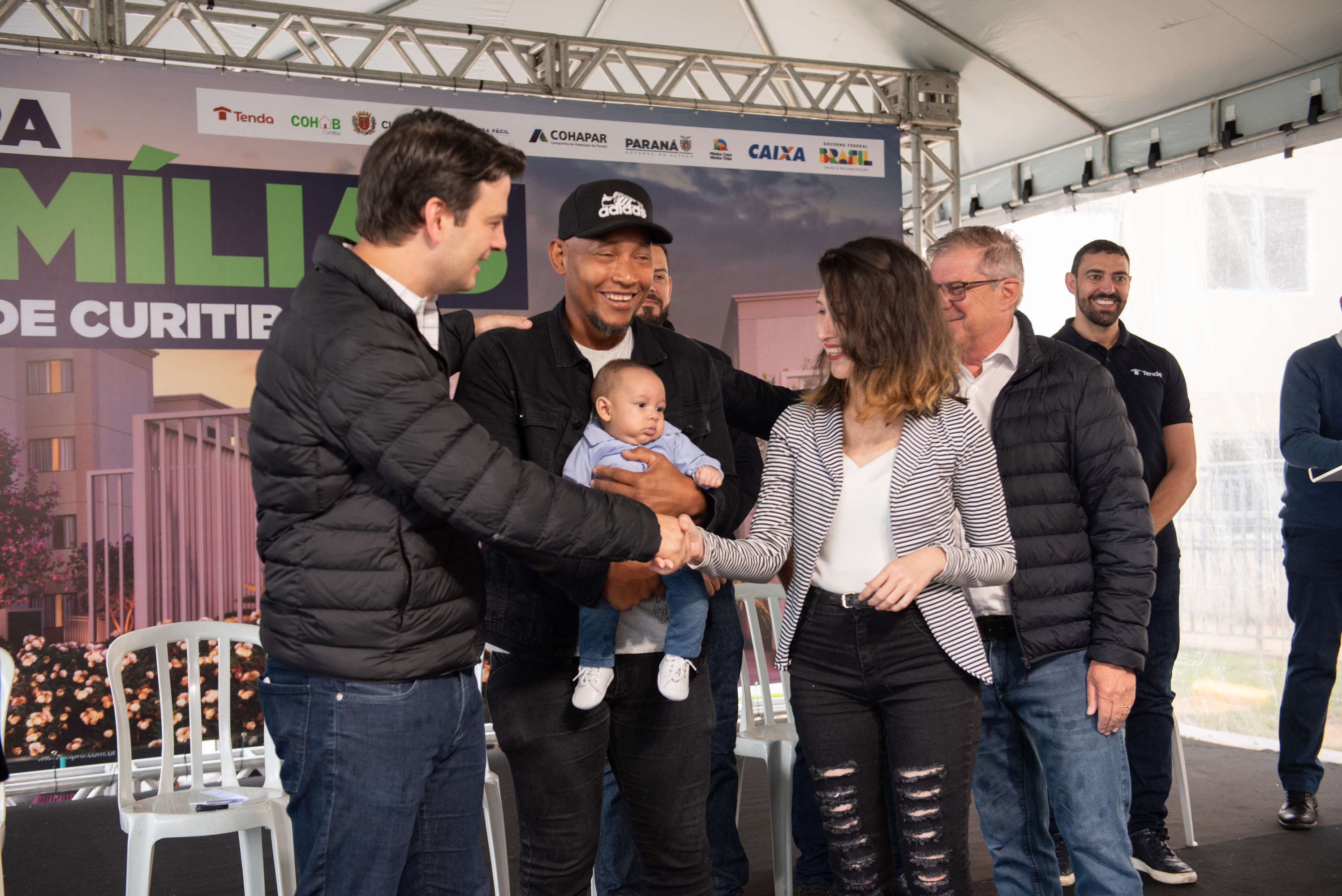 Com subsídios do Estado para entrada, 448 famílias recebem a casa própria em Curitiba