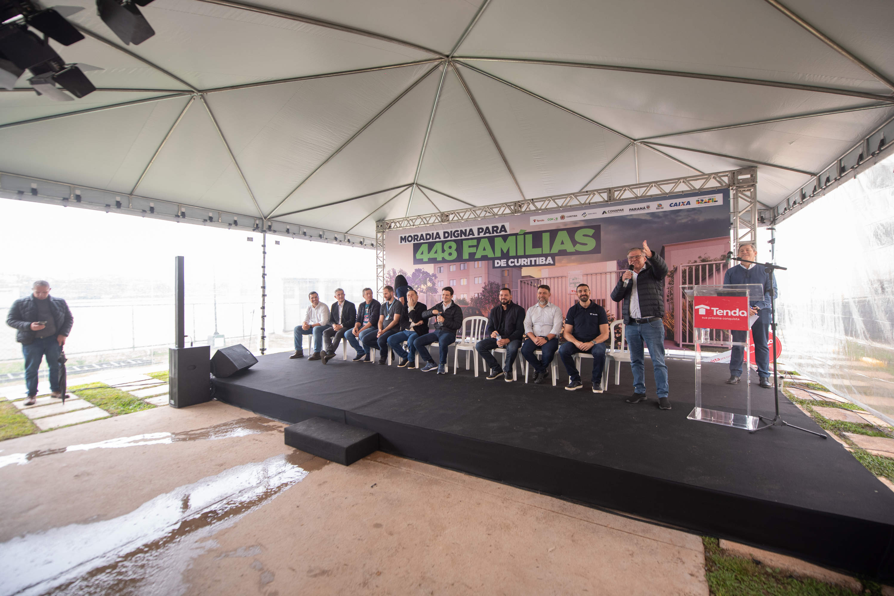 Com subsídios do Estado para entrada, 448 famílias recebem a casa própria em Curitiba