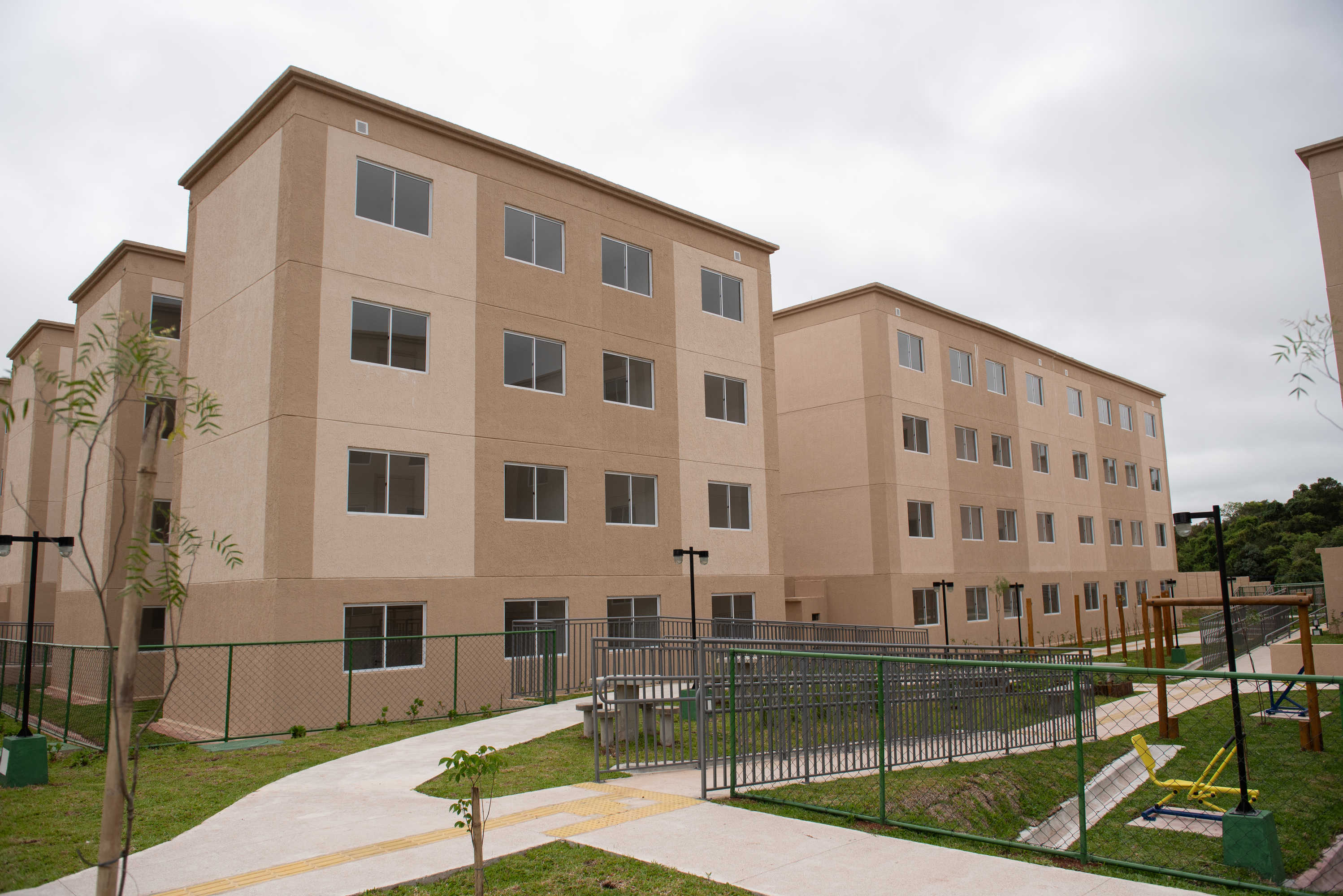 Com subsídios do Estado para entrada, 448 famílias recebem a casa própria em Curitiba