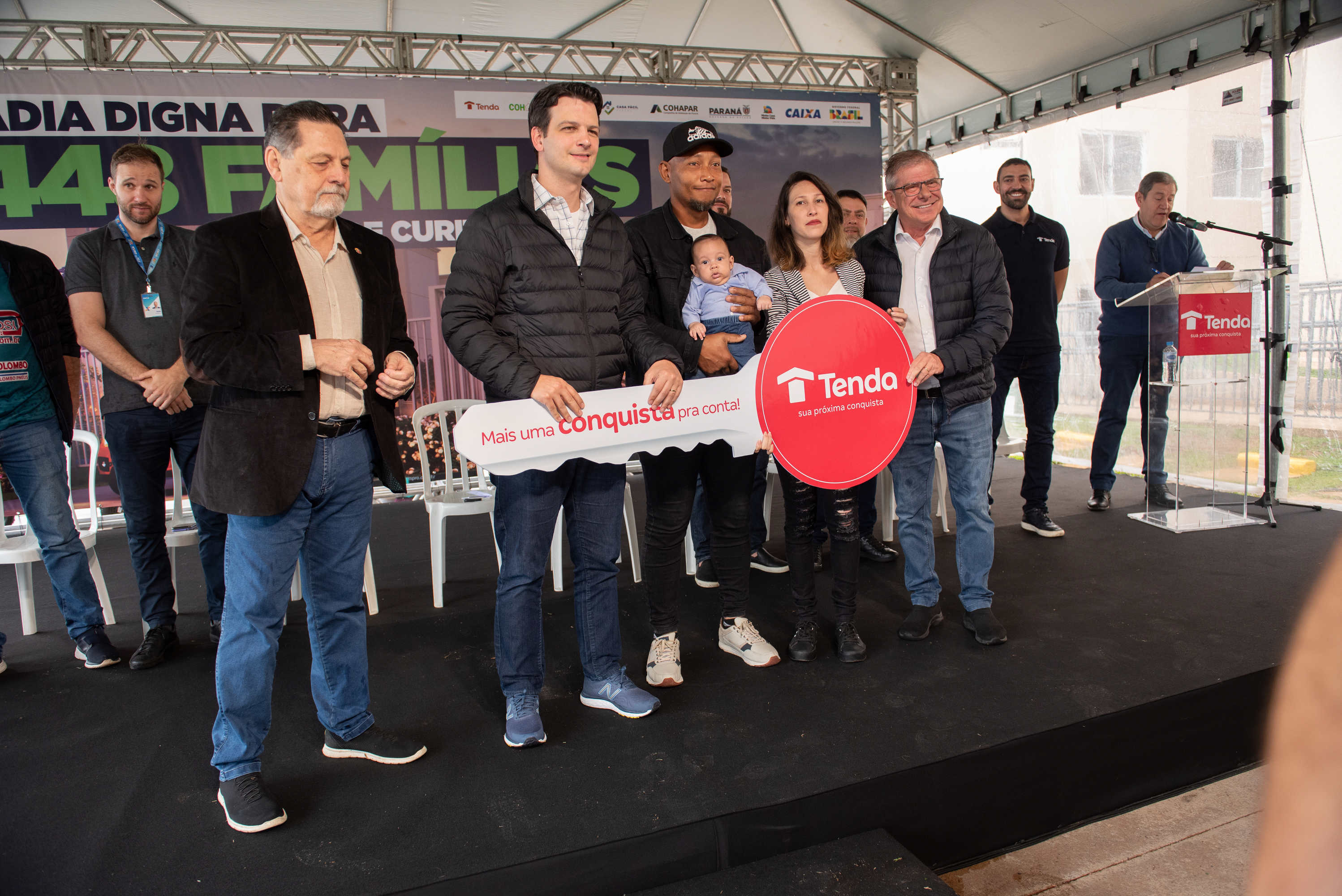 Com subsídios do Estado para entrada, 448 famílias recebem a casa própria em Curitiba