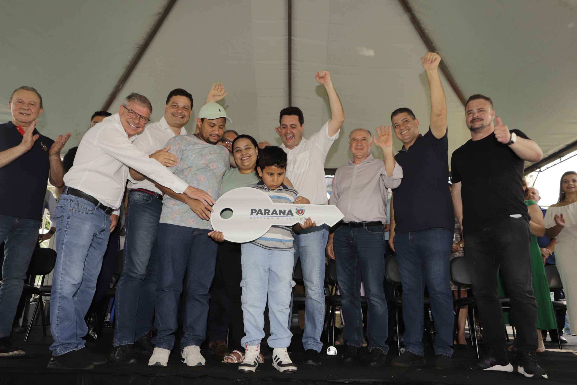 Governador entrega rede de esgoto, centro de convivência e moradias em Leópolis