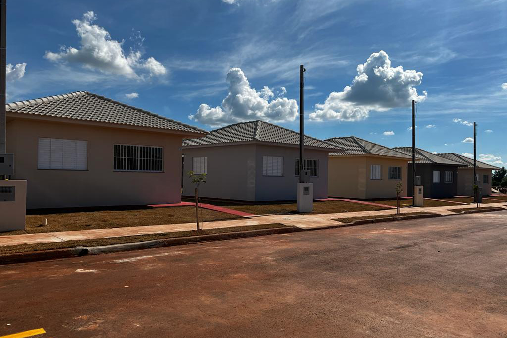 Estado ajuda no valor de entrada e 63 famílias de Terra Rica compram imóvel próprio