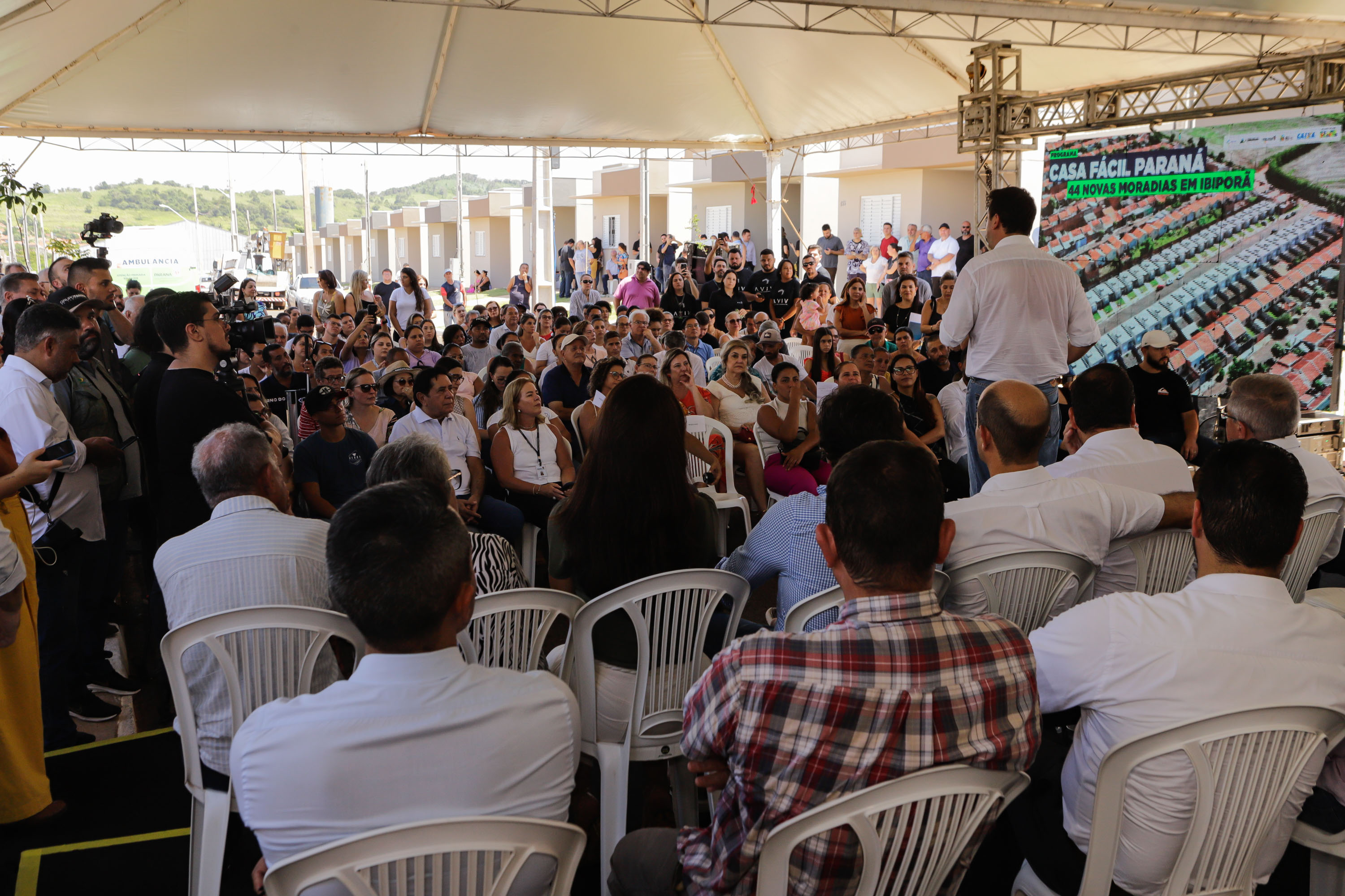 Governador entrega 44 casas e anuncia construção de condomínio do idoso em Ibiporã