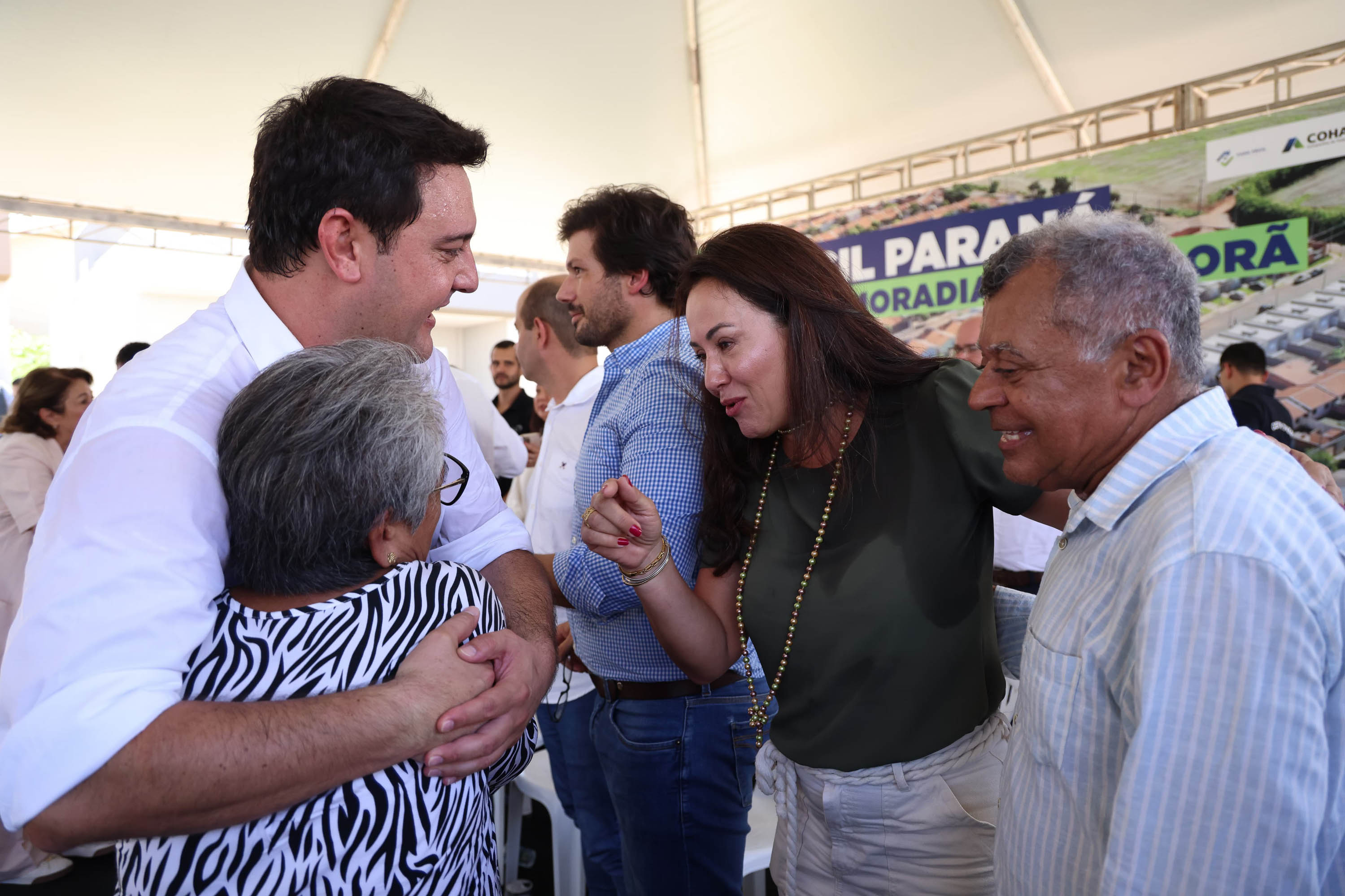 Governador entrega 44 casas e anuncia construção de condomínio do idoso em Ibiporã