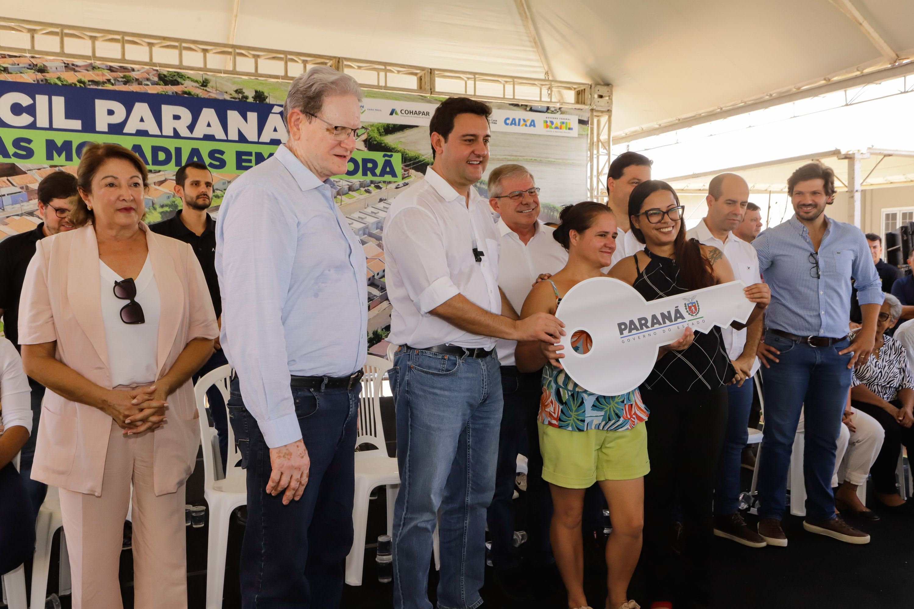 Governador entrega 44 casas e anuncia construção de condomínio do idoso em Ibiporã