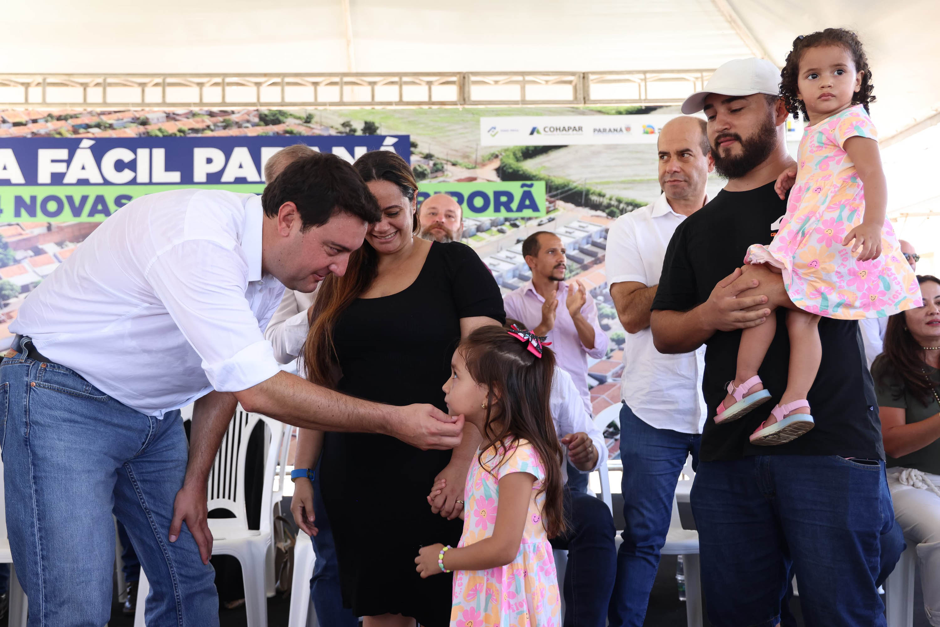 Governador entrega 44 casas e anuncia construção de condomínio do idoso em Ibiporã