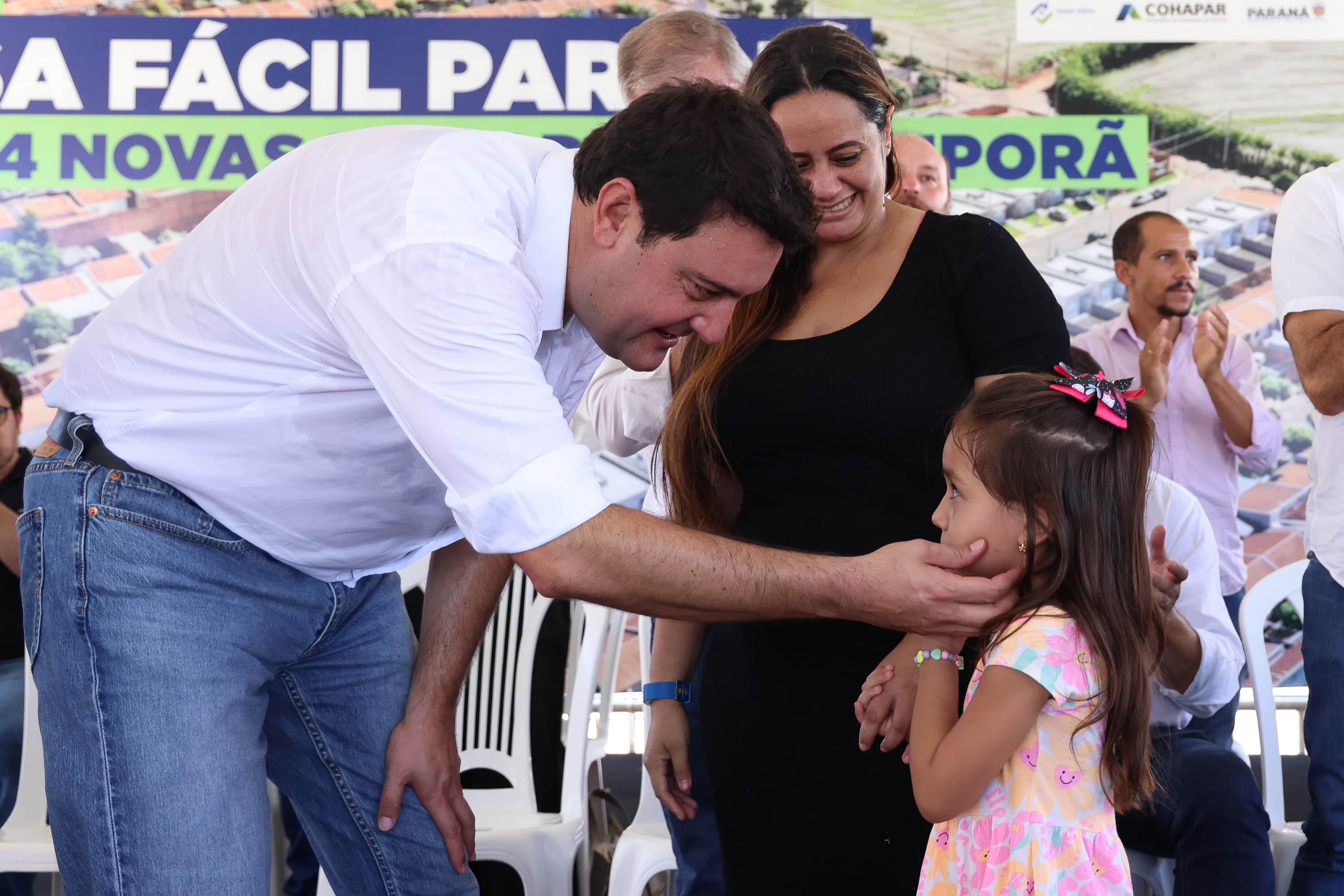 Governador entrega 44 casas e anuncia construção de condomínio do idoso em Ibiporã