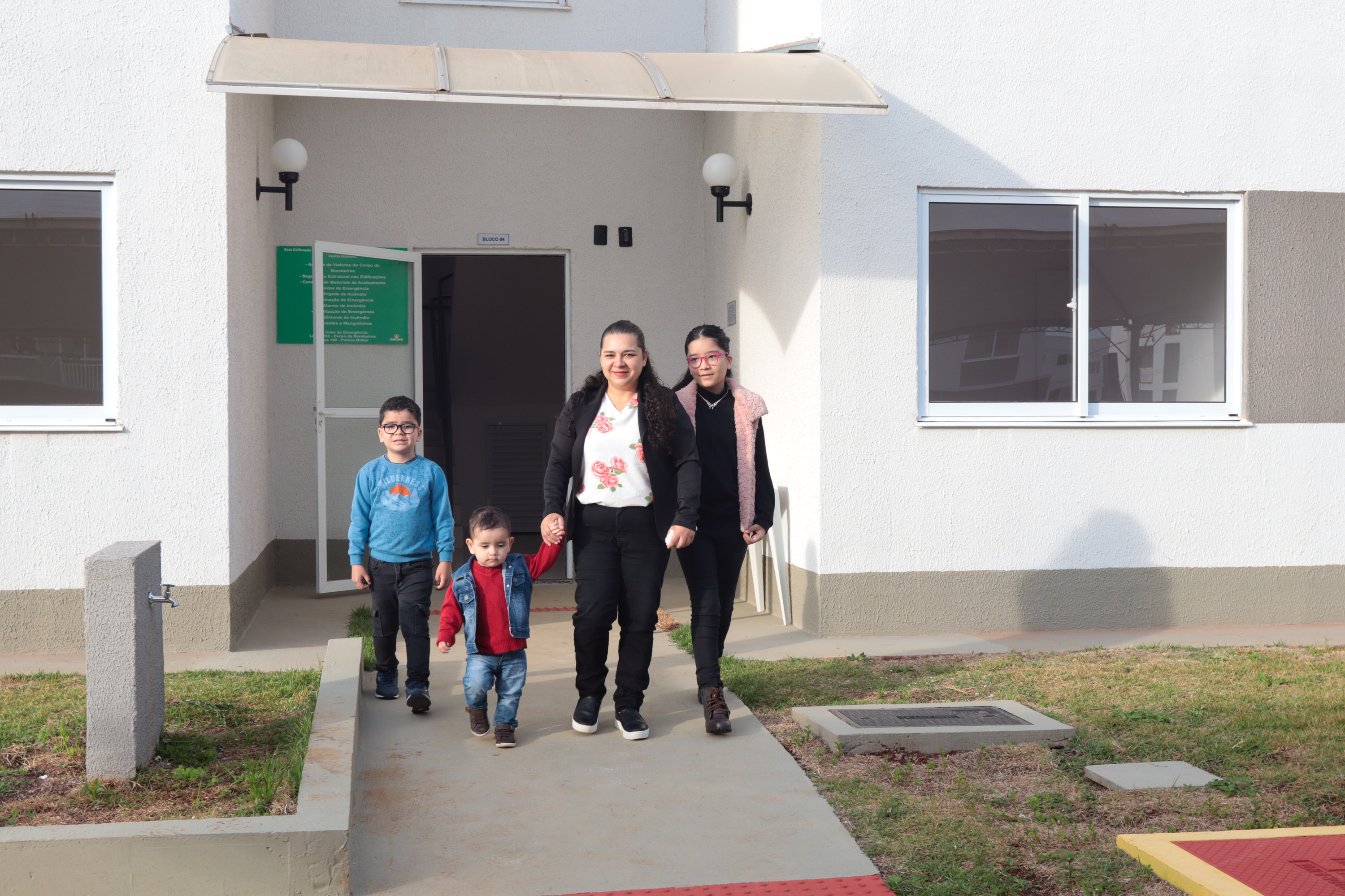 Casa Fácil Paraná: com apoio do Estado, famílias de Cascavel recebem chaves