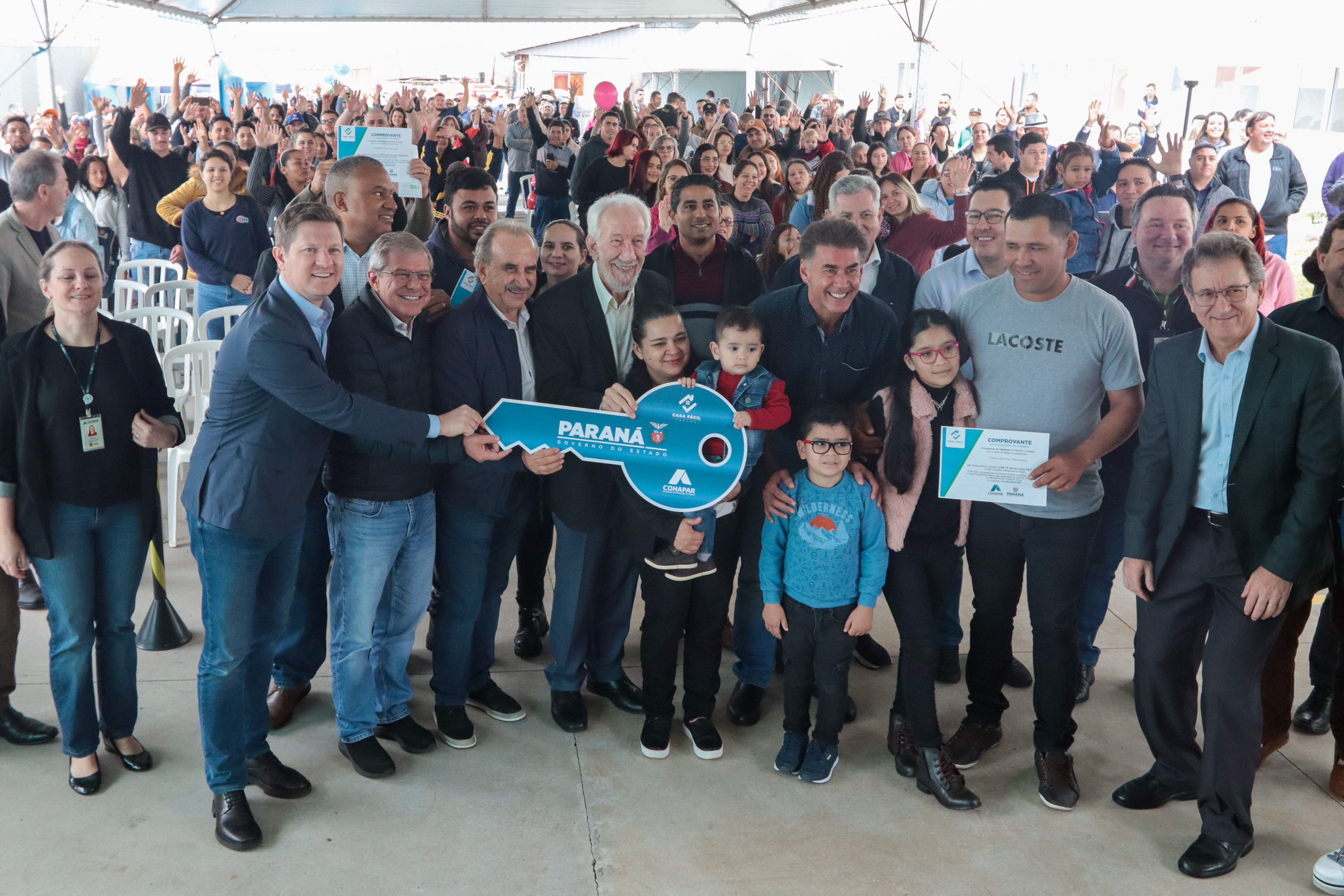 Casa Fácil Paraná: com apoio do Estado, famílias de Cascavel recebem chaves