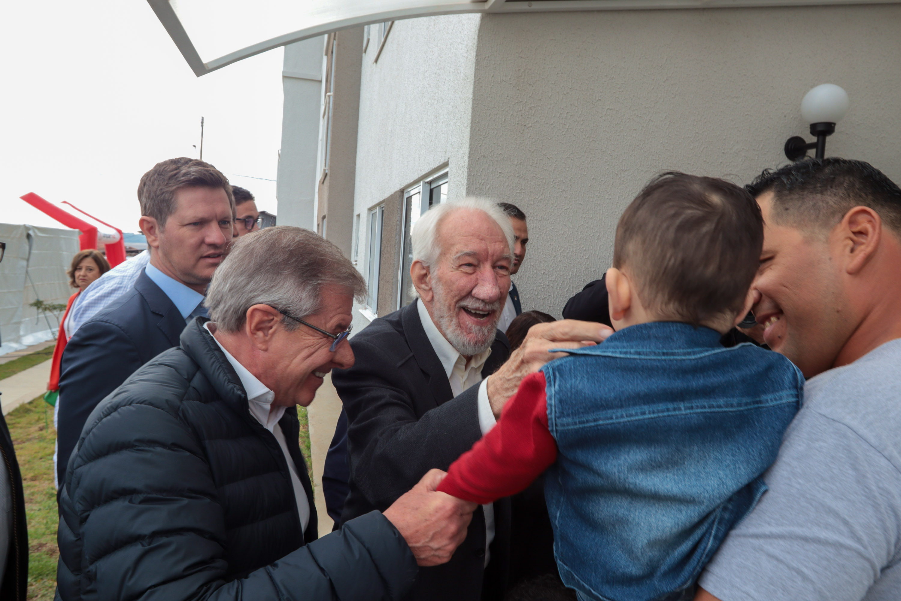 Casa Fácil Paraná: com apoio do Estado, famílias de Cascavel recebem chaves