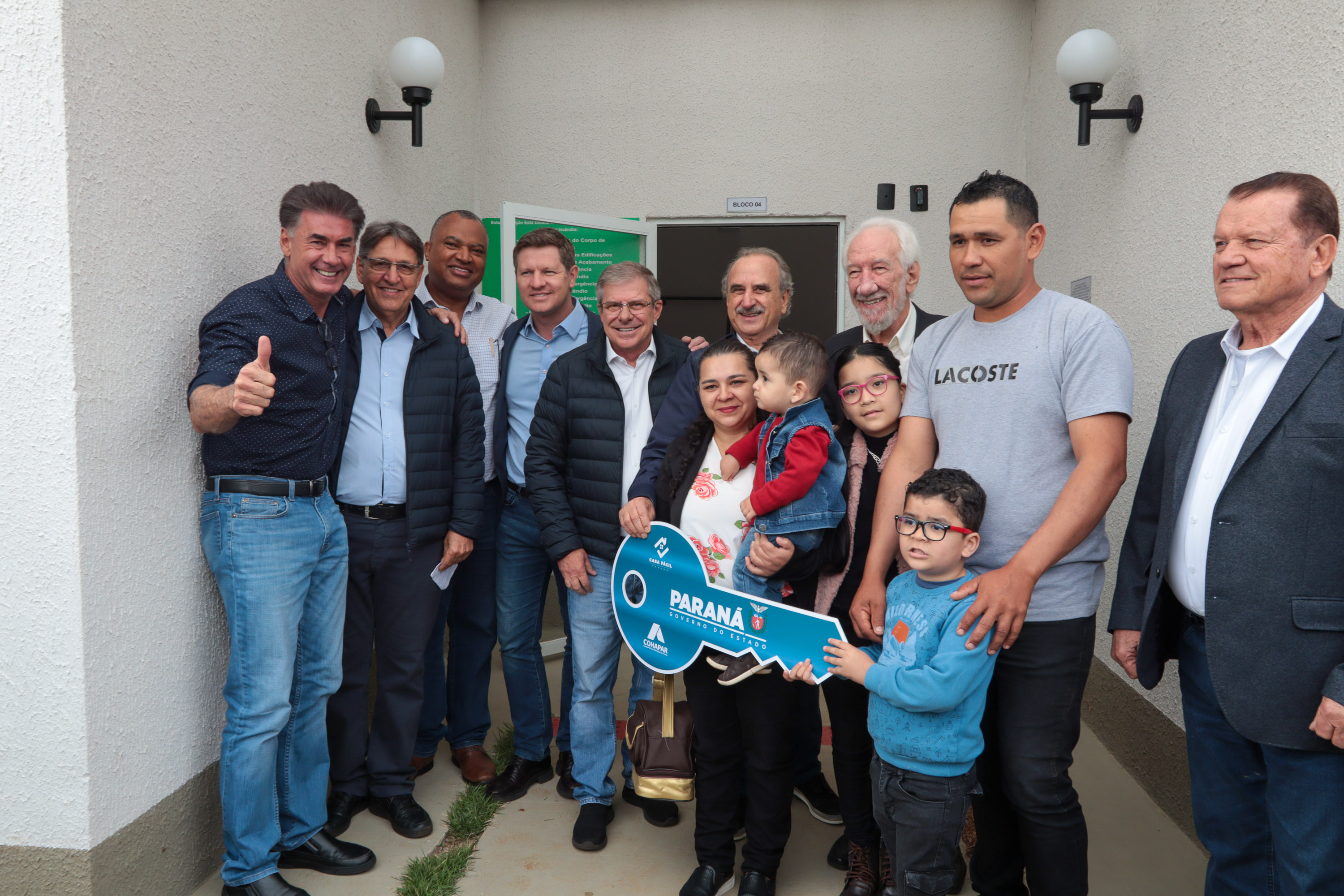 Casa Fácil Paraná: com apoio do Estado, famílias de Cascavel recebem chaves
