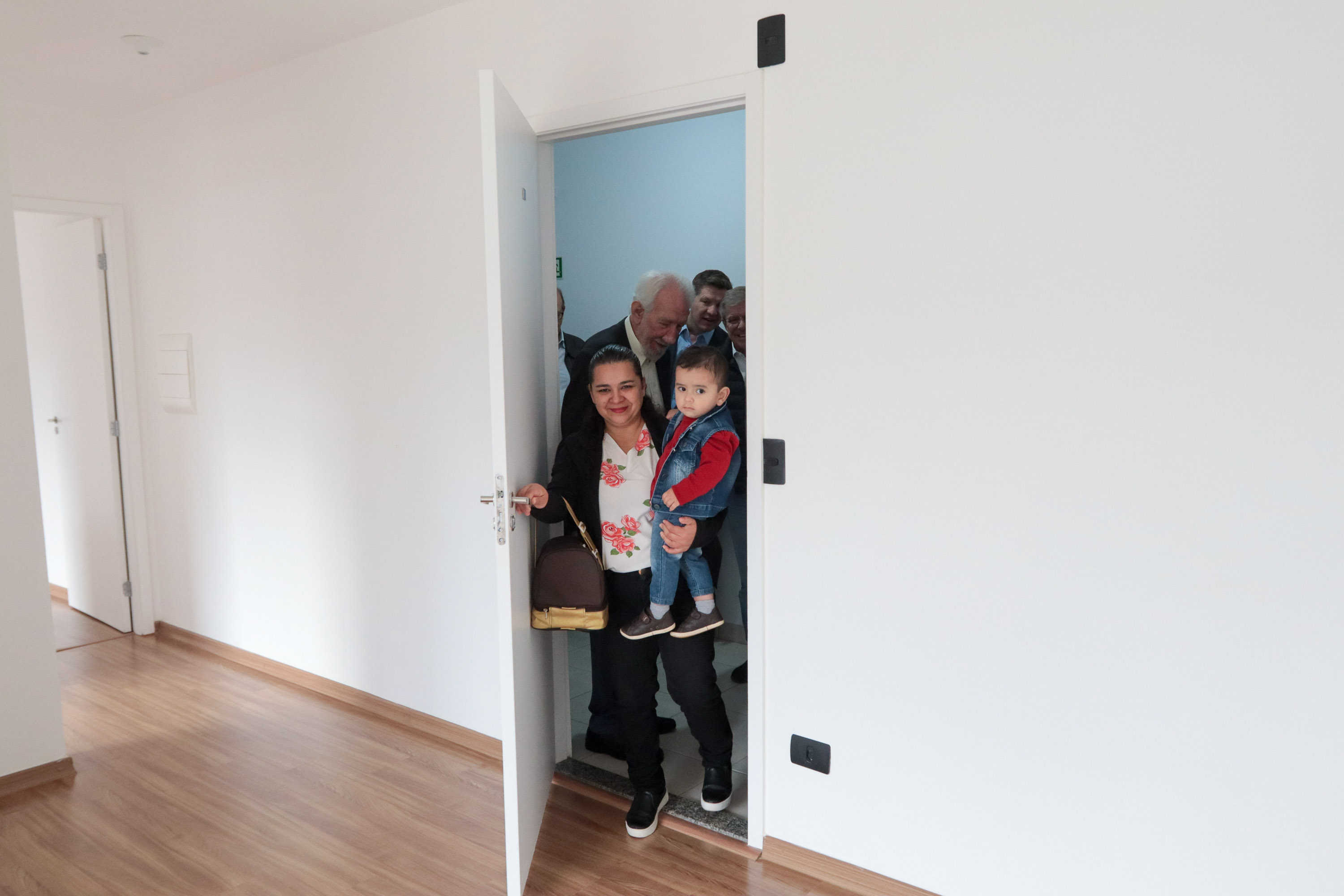 Casa Fácil Paraná: com apoio do Estado, famílias de Cascavel recebem chaves