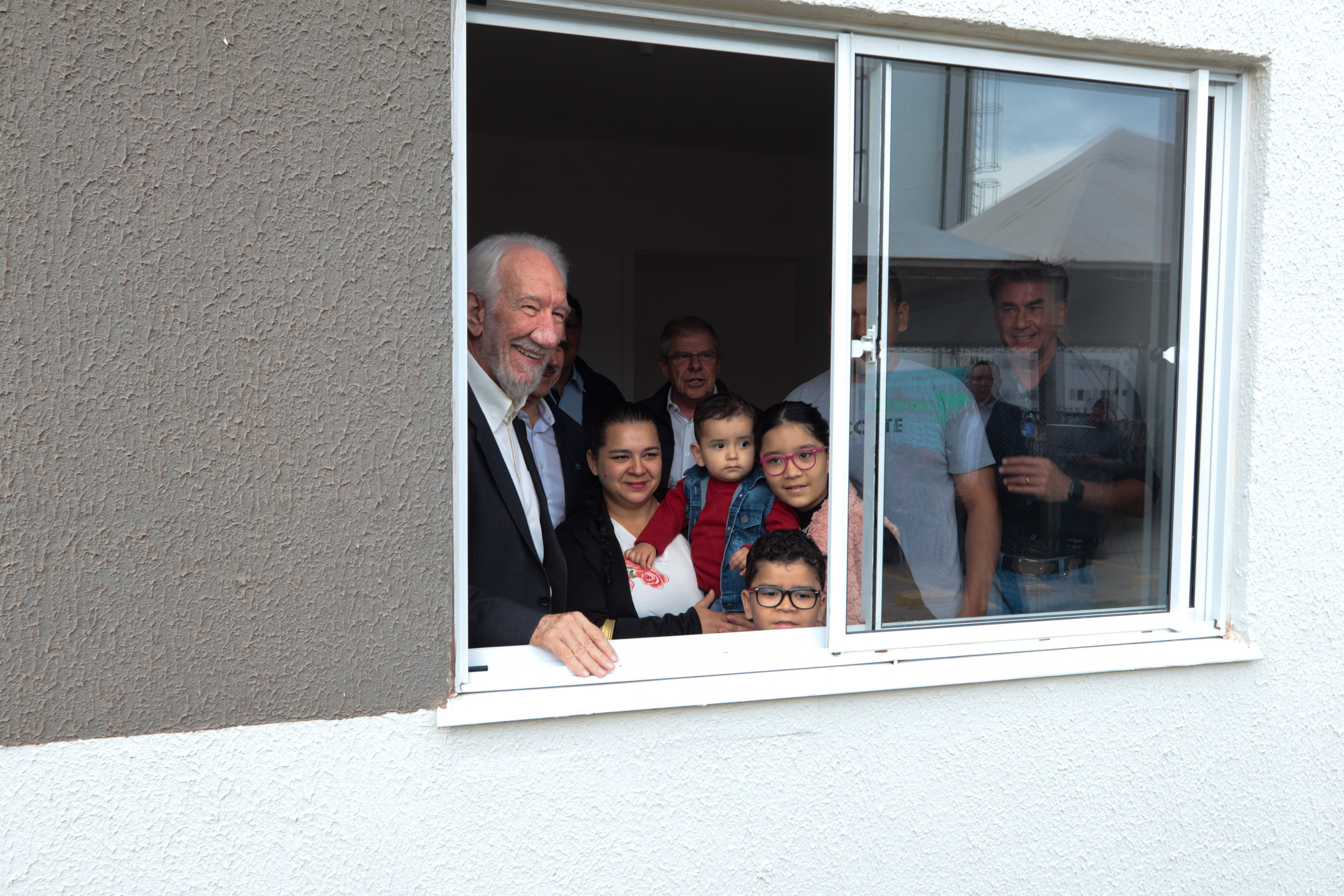 Casa Fácil Paraná: com apoio do Estado, famílias de Cascavel recebem chaves