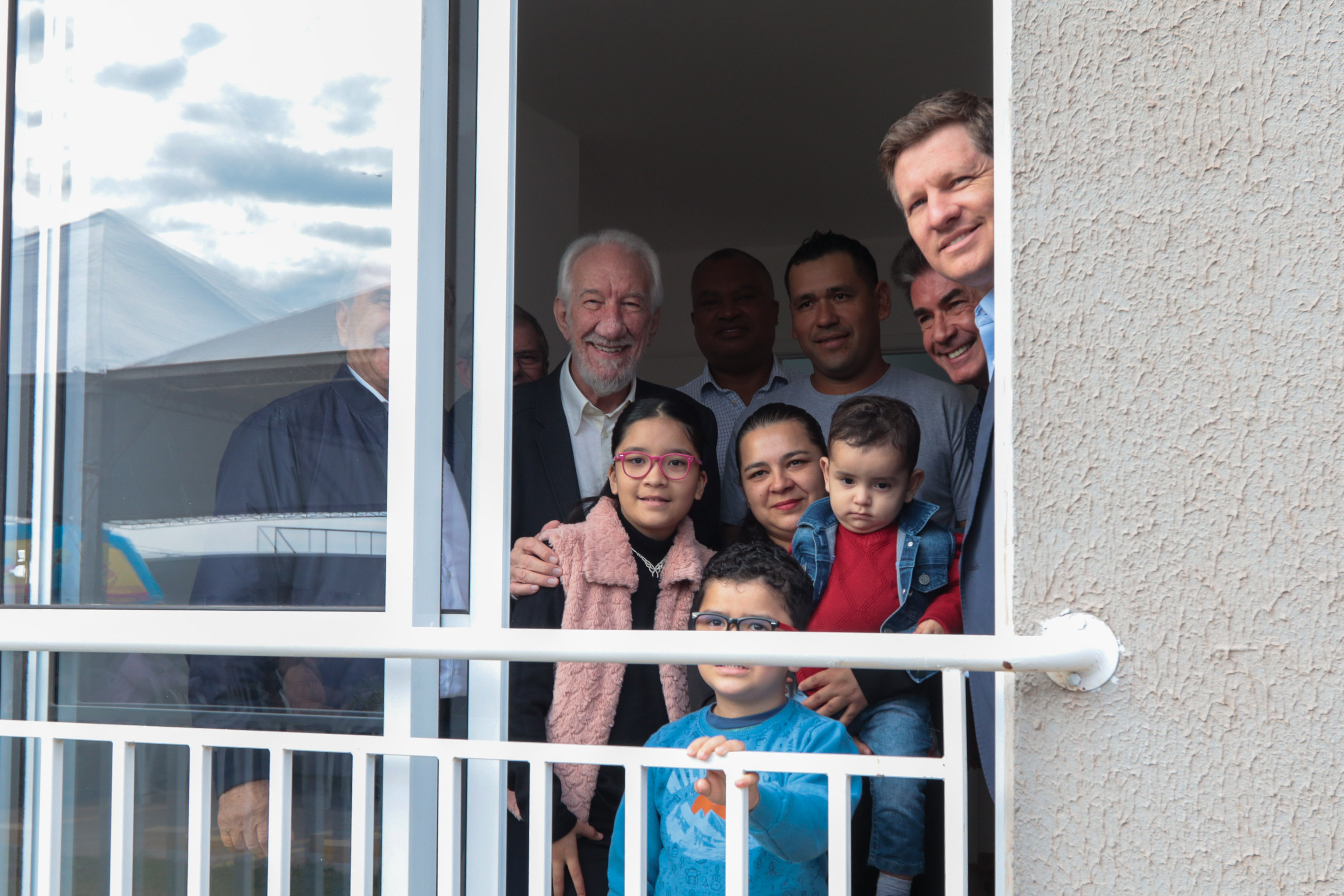 Casa Fácil Paraná: com apoio do Estado, famílias de Cascavel recebem chaves