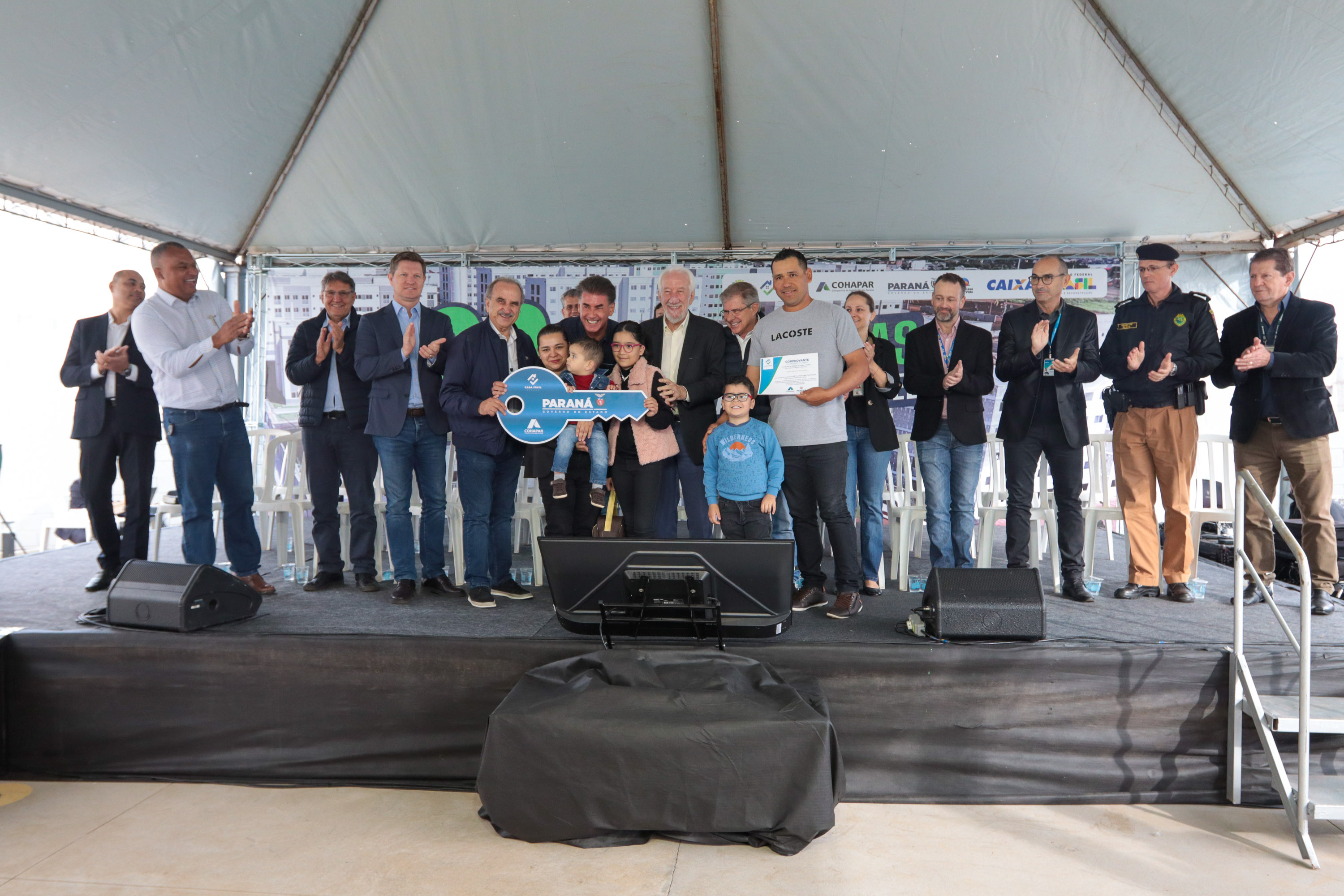 Casa Fácil Paraná: com apoio do Estado, famílias de Cascavel recebem chaves