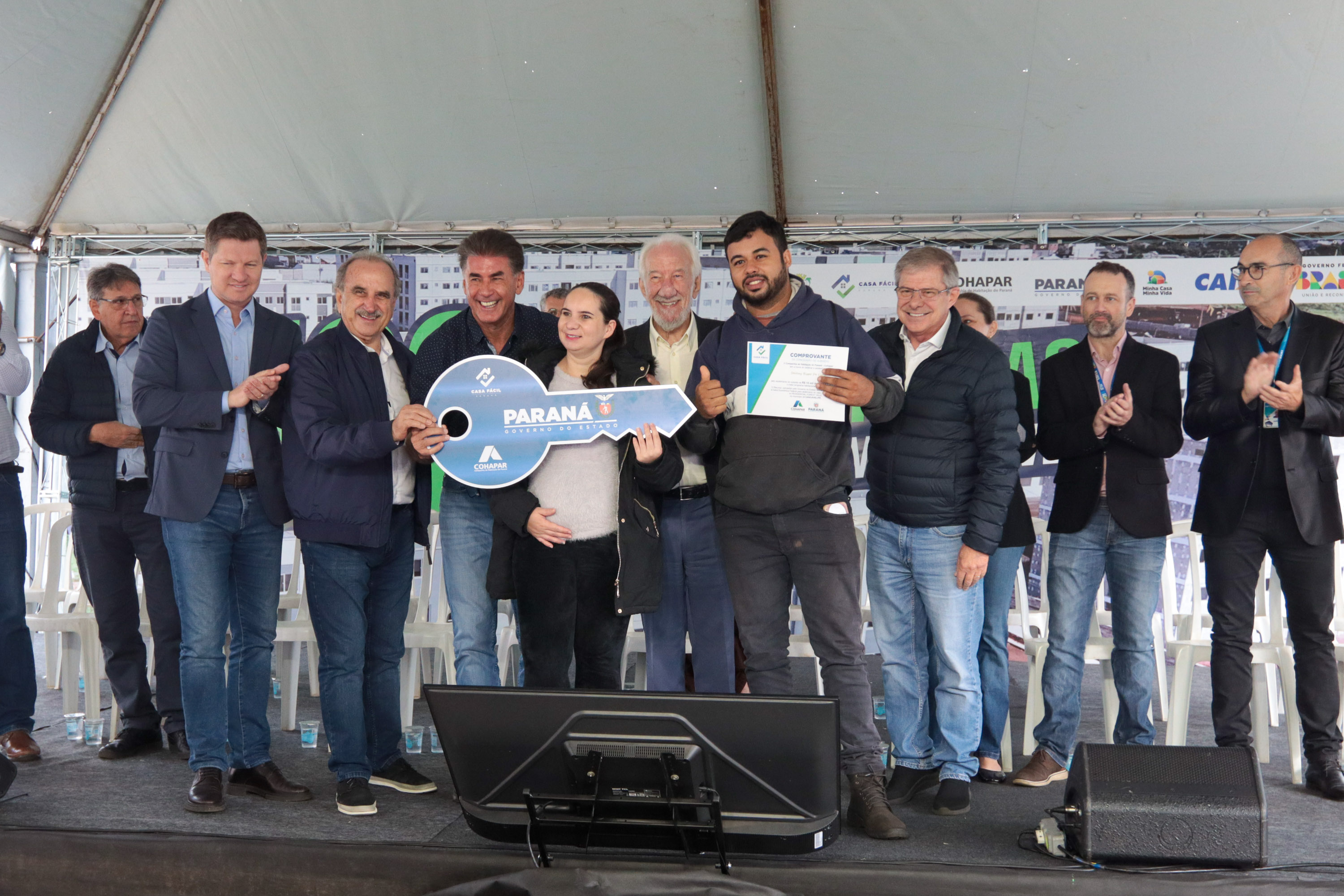 Casa Fácil Paraná: com apoio do Estado, famílias de Cascavel recebem chaves