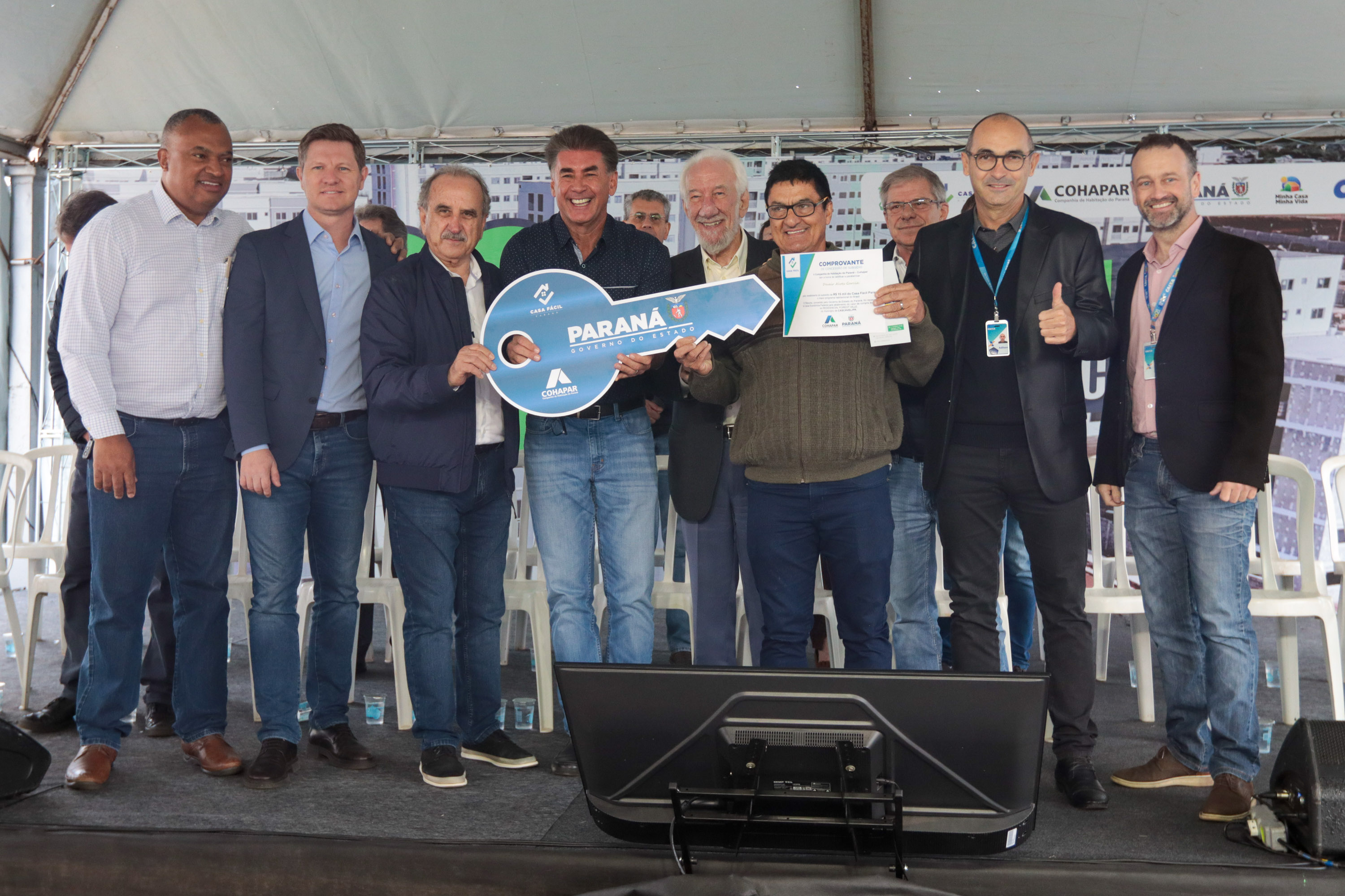 Casa Fácil Paraná: com apoio do Estado, famílias de Cascavel recebem chaves