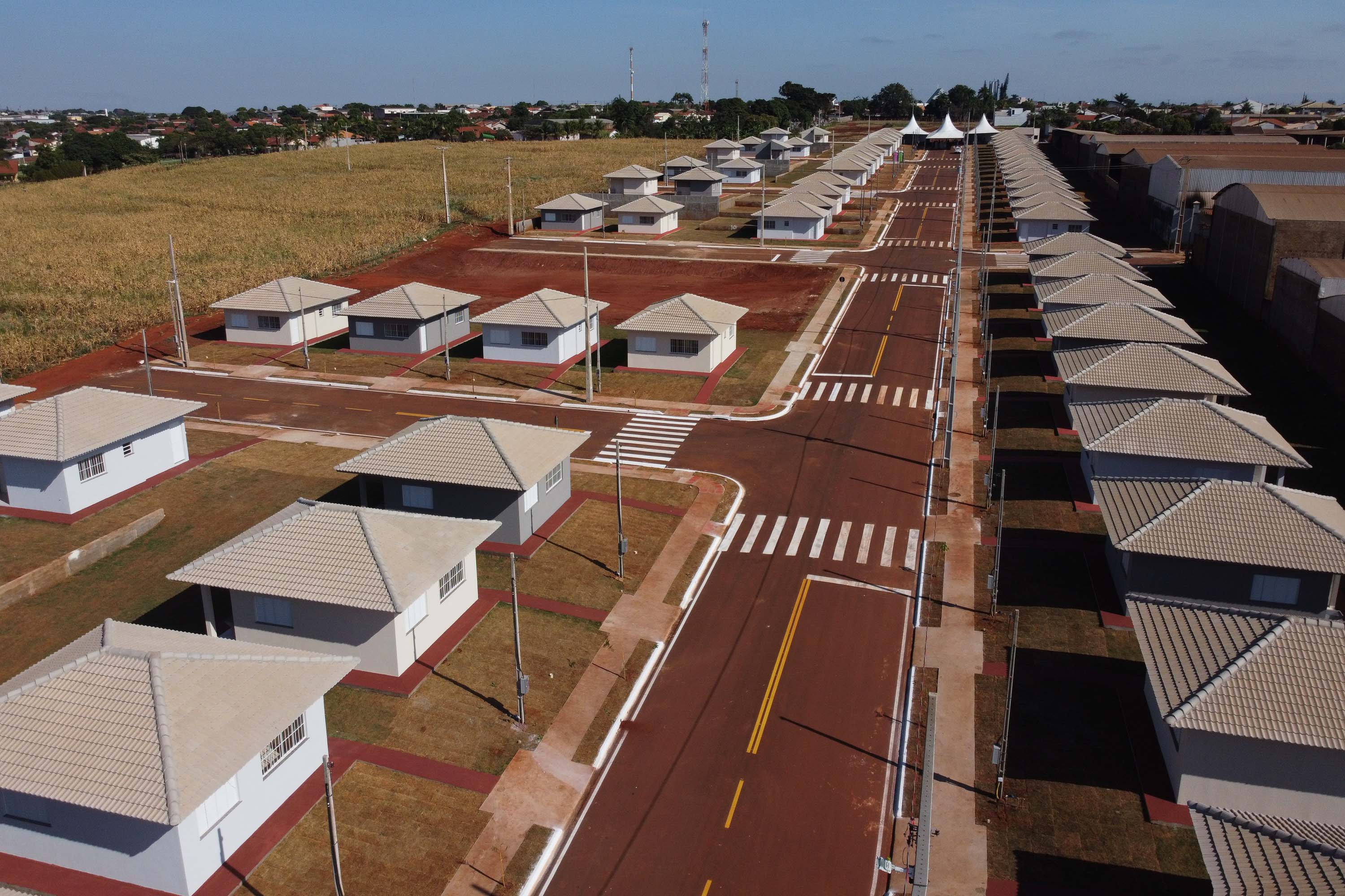 Com apoio do Estado, chaves da casa própria são entregues a famílias de Japurá