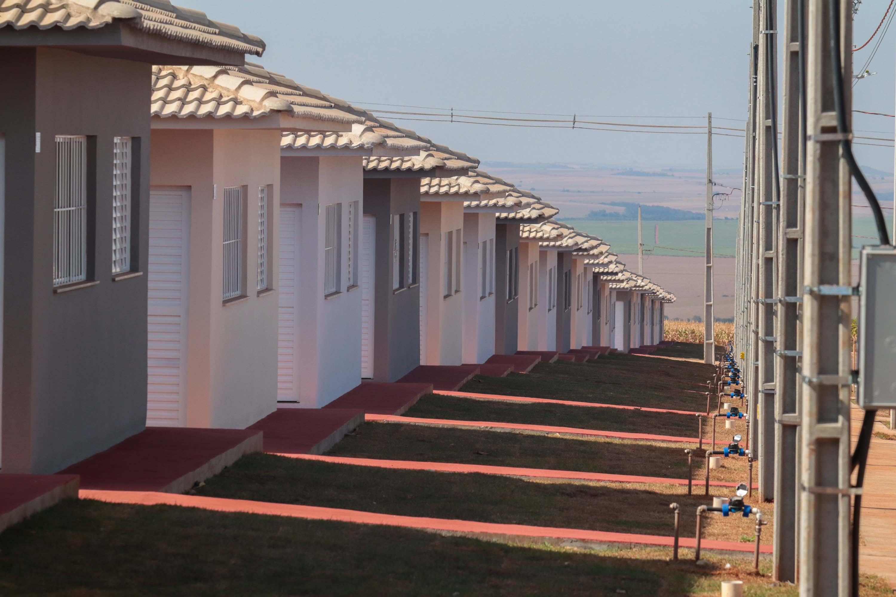 Com apoio do Estado, chaves da casa própria são entregues a famílias de Japurá