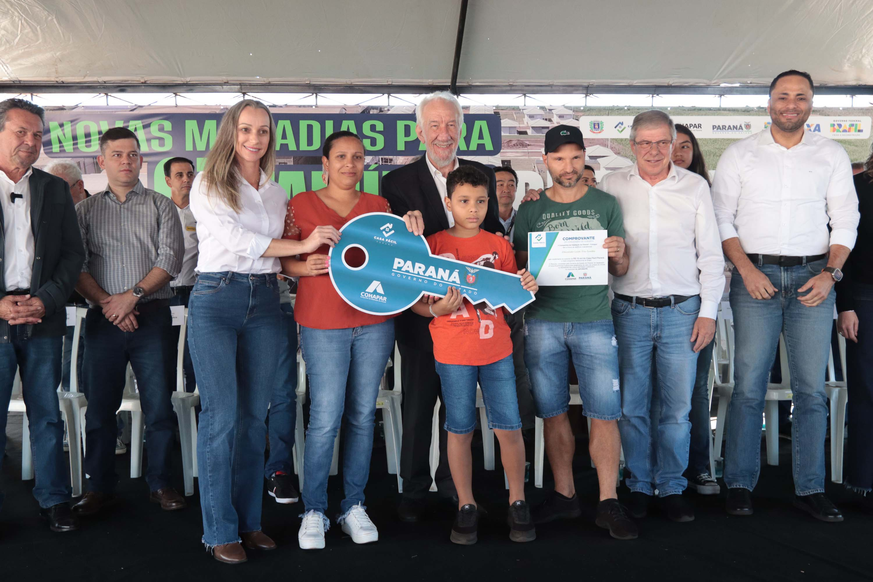 Com apoio do Estado, chaves da casa própria são entregues a famílias de Japurá