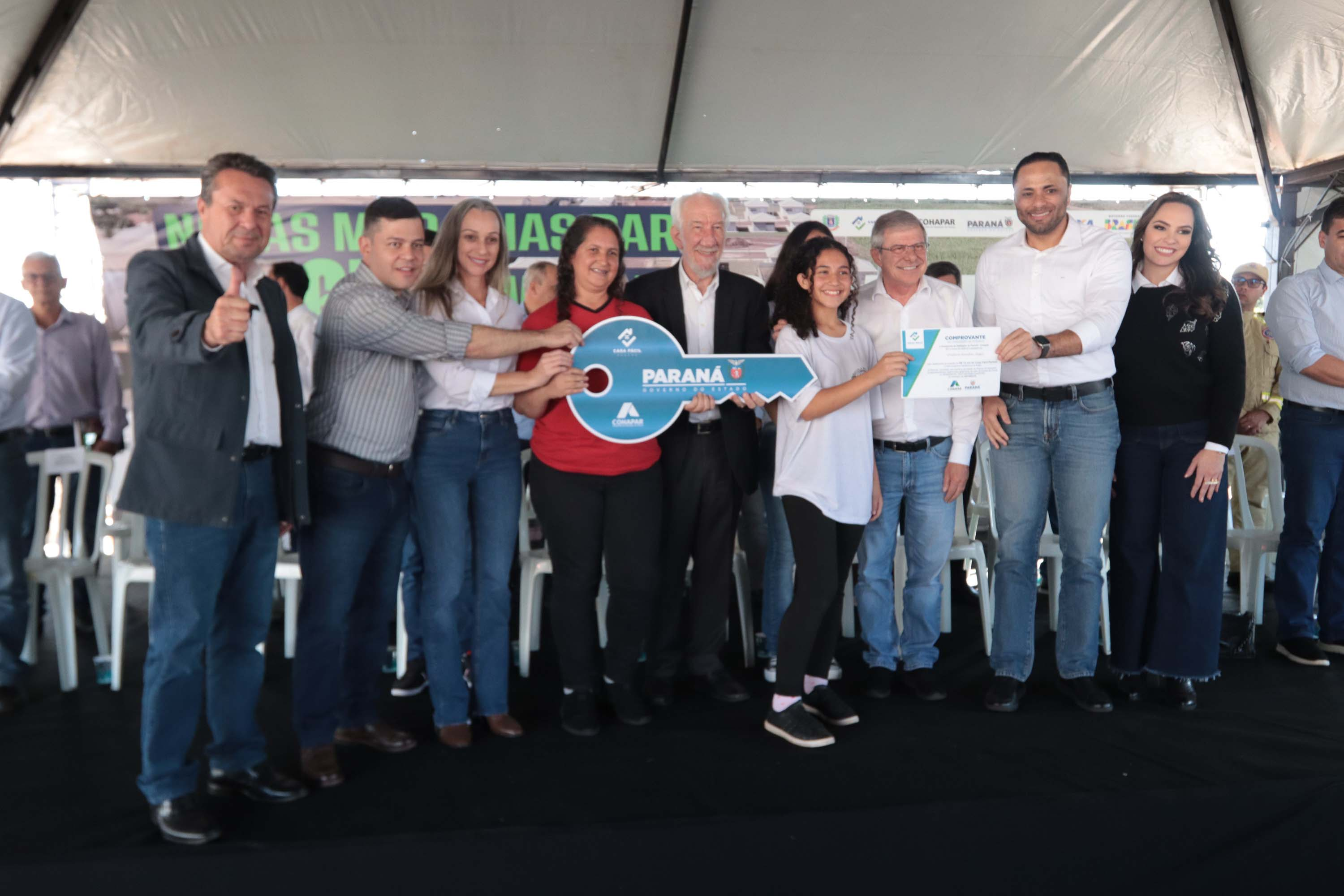 Com apoio do Estado, chaves da casa própria são entregues a famílias de Japurá