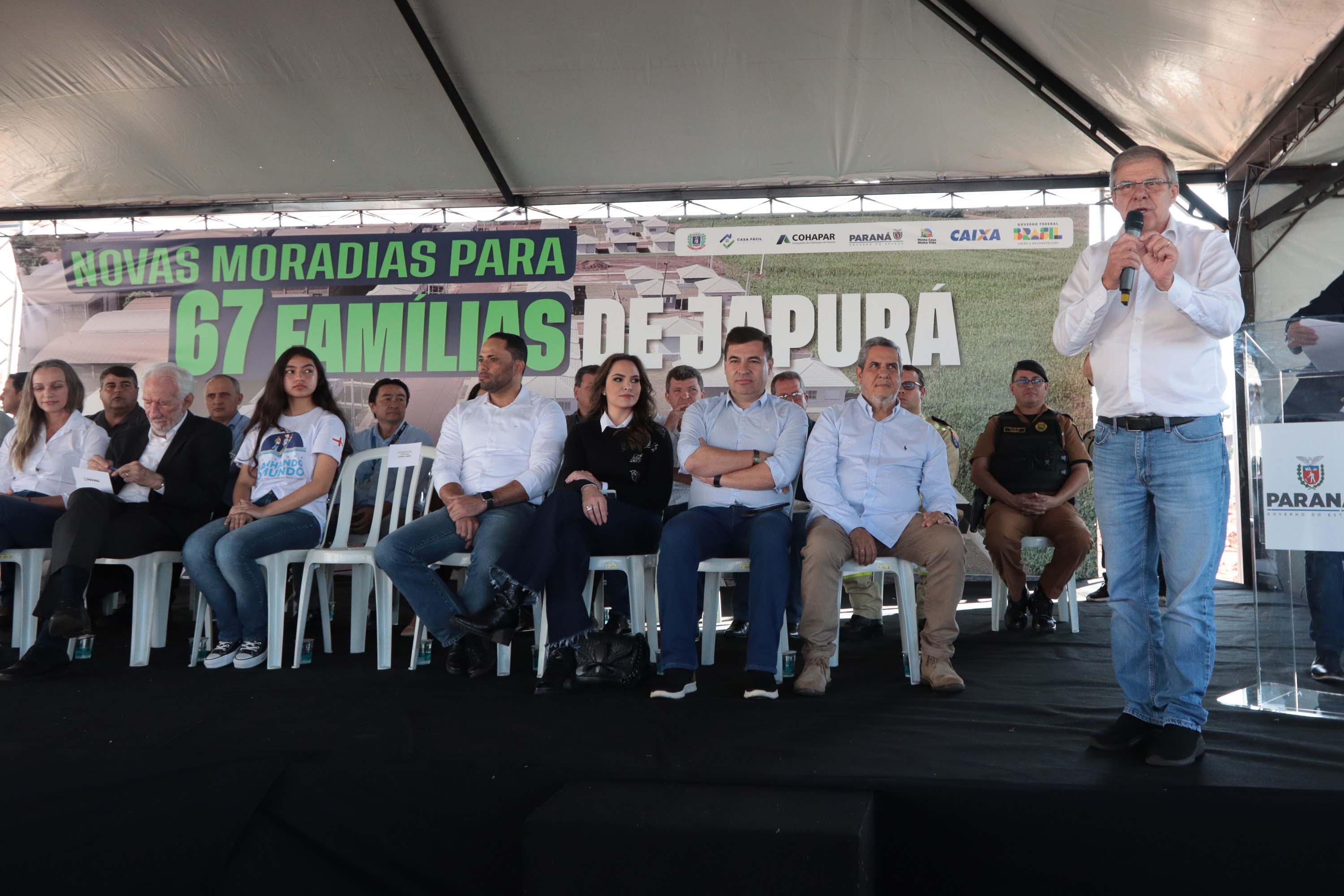 Com apoio do Estado, chaves da casa própria são entregues a famílias de Japurá