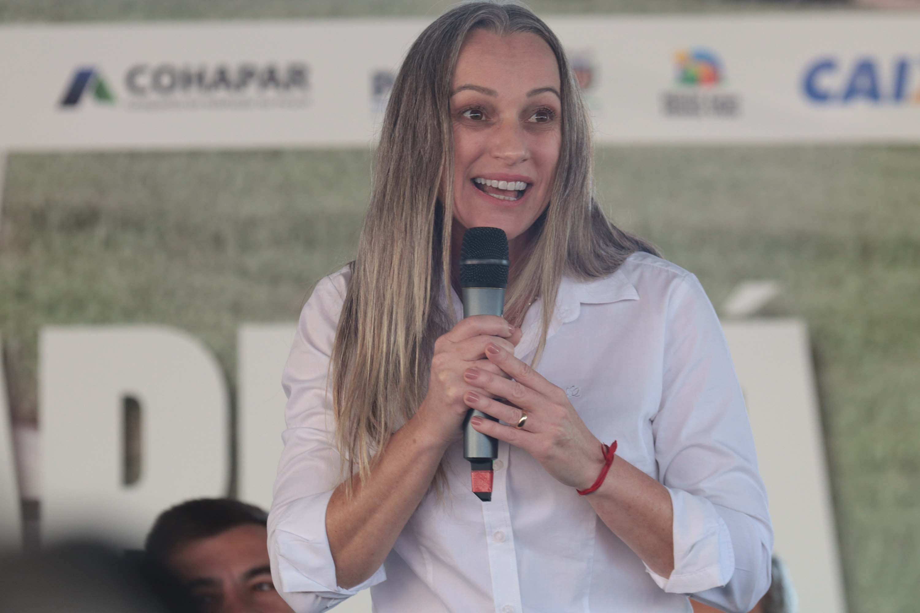 Com apoio do Estado, chaves da casa própria são entregues a famílias de Japurá