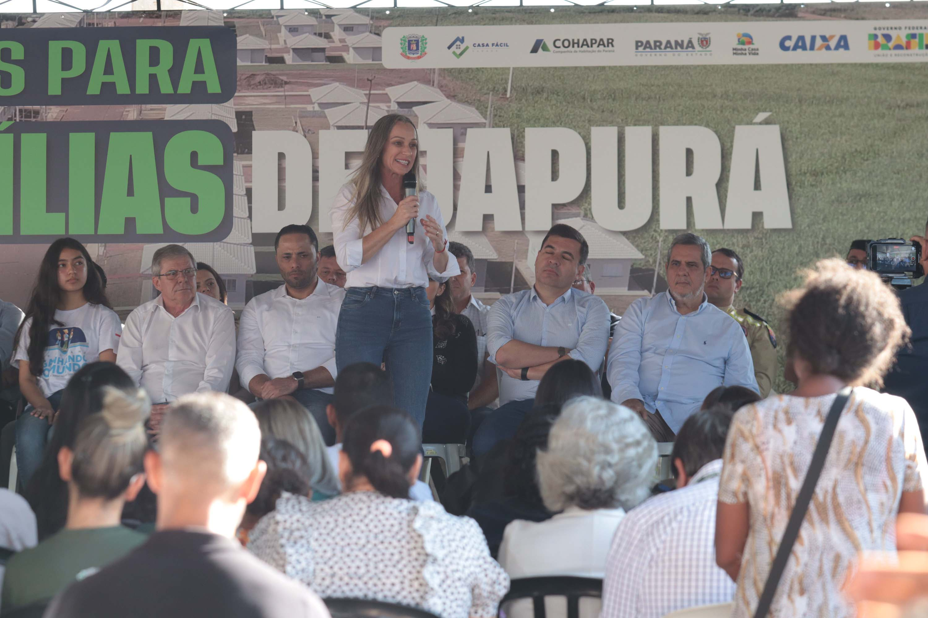 Com apoio do Estado, chaves da casa própria são entregues a famílias de Japurá