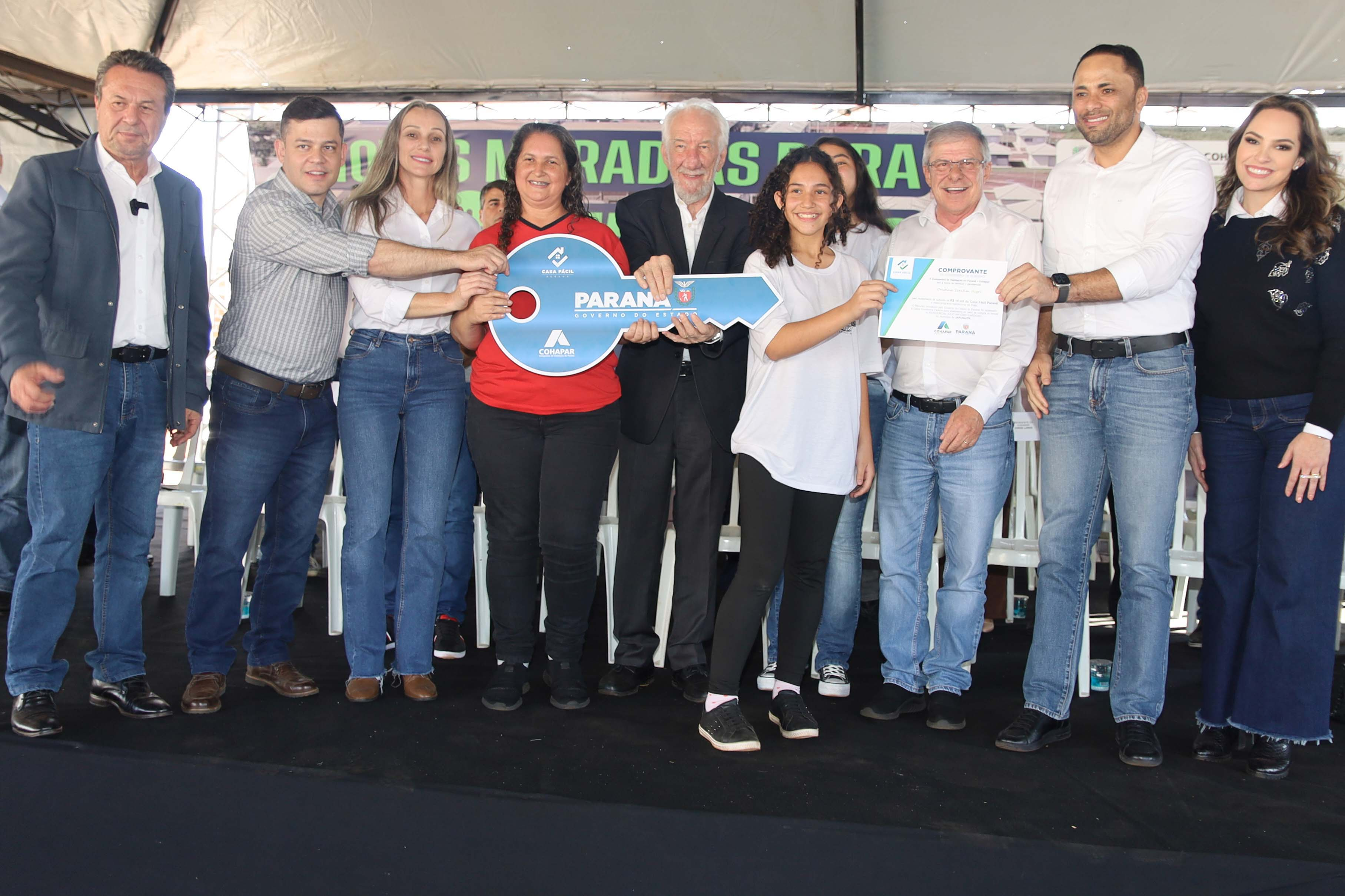 Com apoio do Estado, chaves da casa própria são entregues a famílias de Japurá