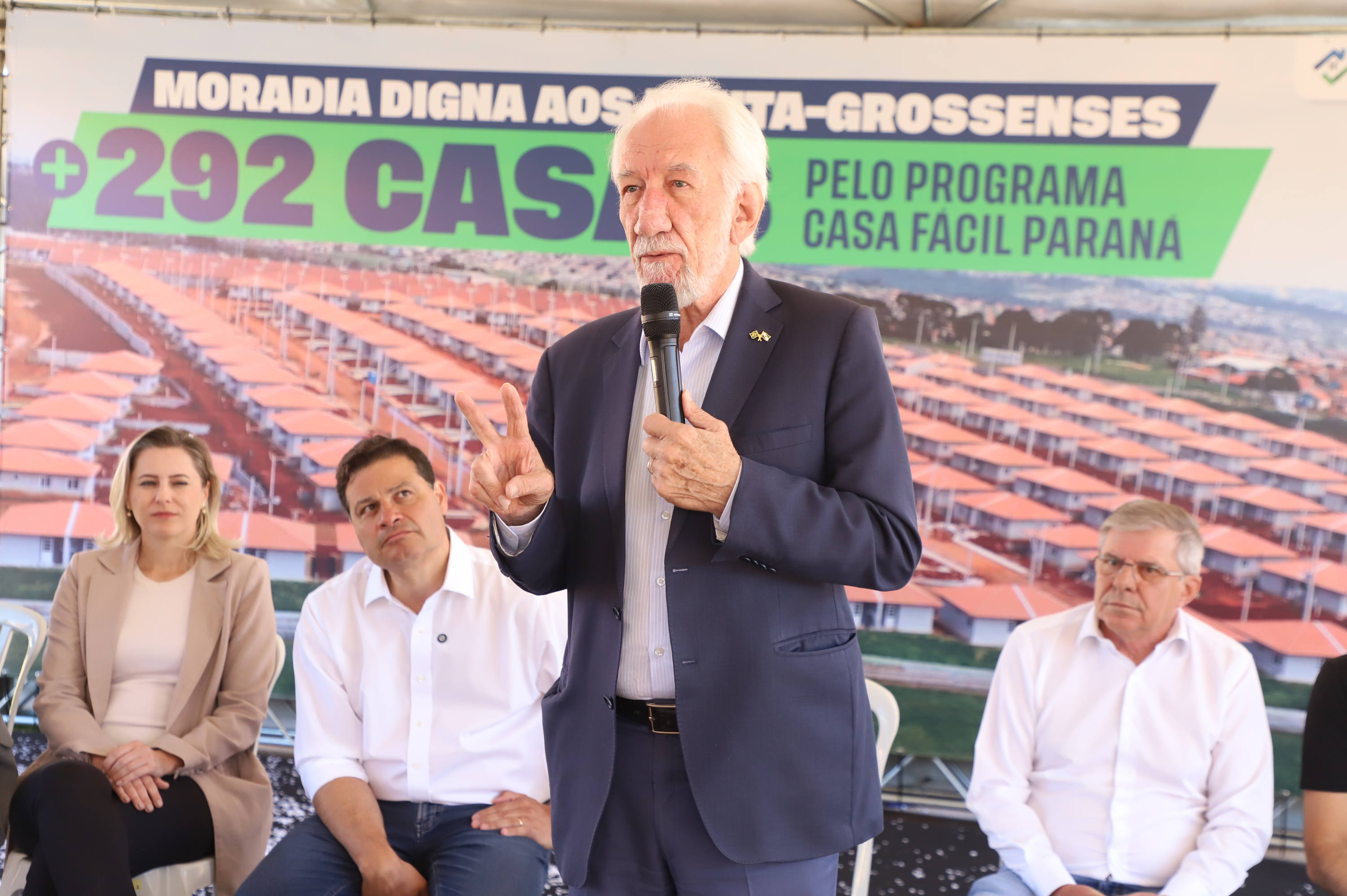 Casa Fácil Paraná: Darci Piana entrega casas para 292 famílias de Ponta Grossa