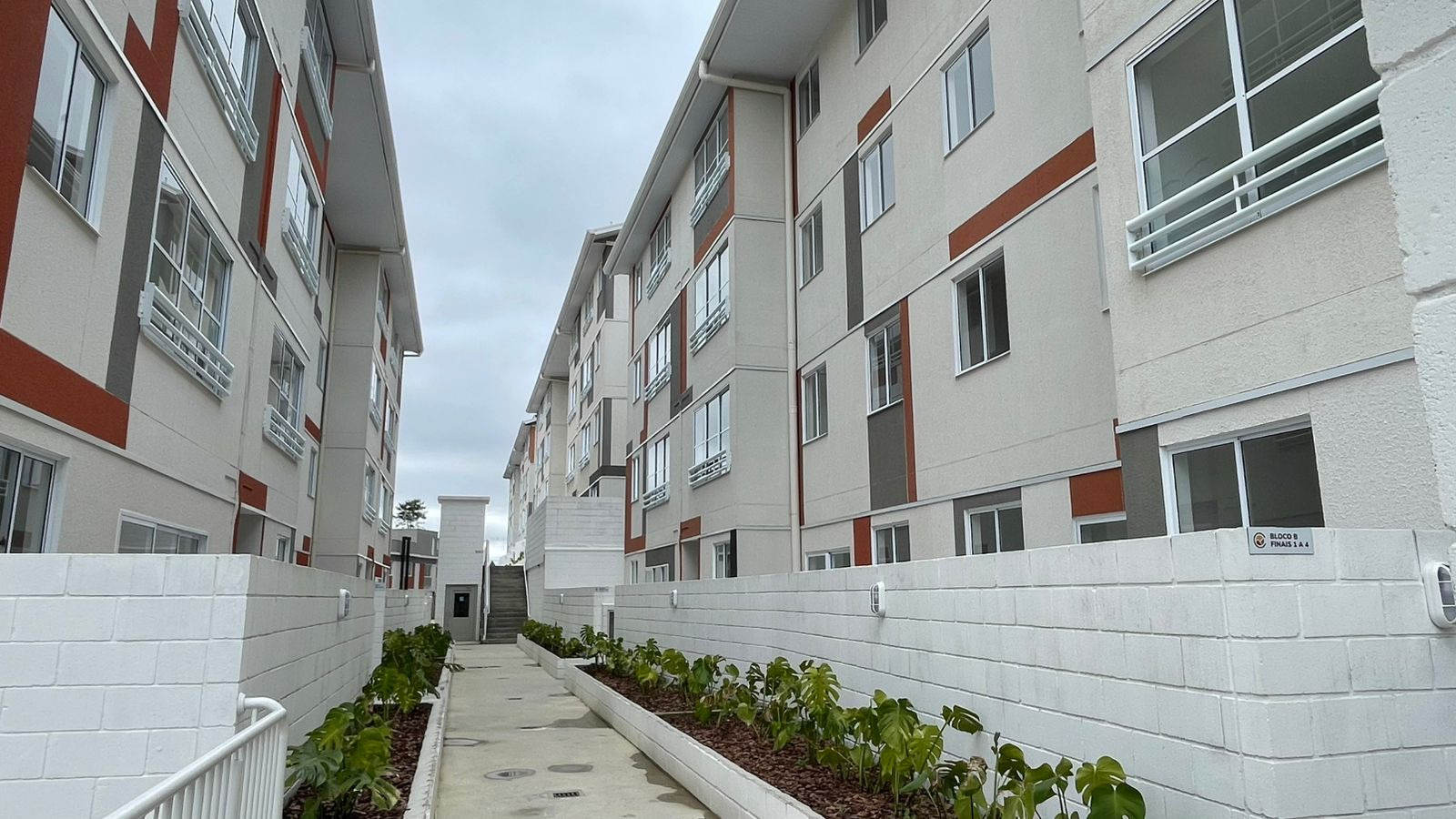 Cohapar entrega residencial com 184 casas e apartamentos em Curitiba