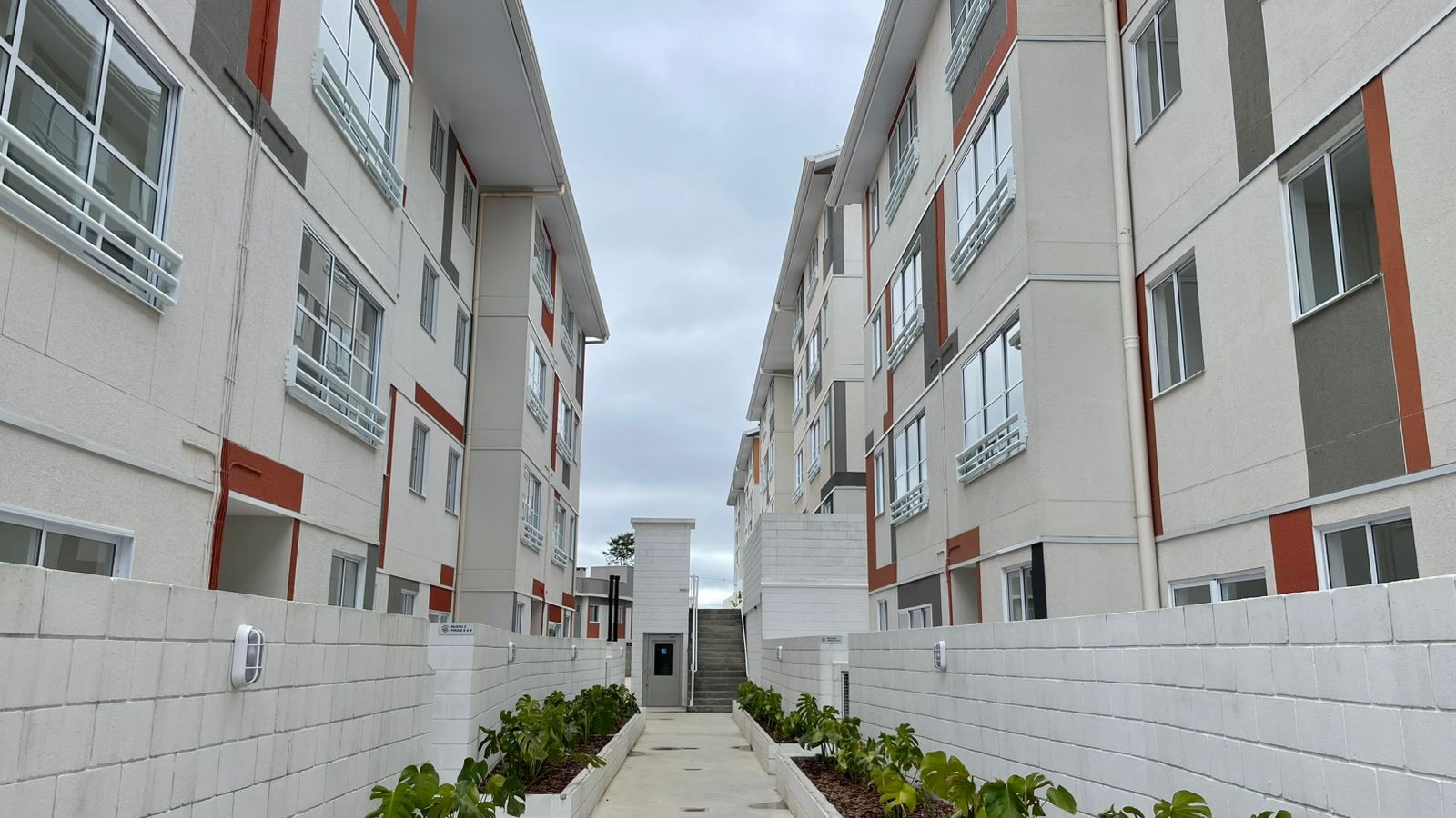 Cohapar entrega residencial com 184 casas e apartamentos em Curitiba