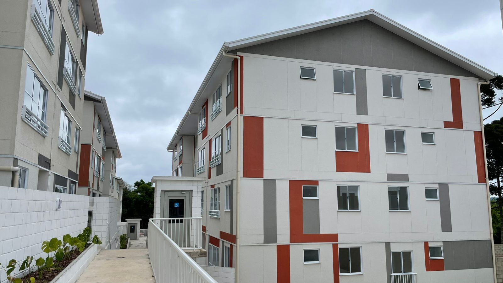 Cohapar entrega residencial com 184 casas e apartamentos em Curitiba