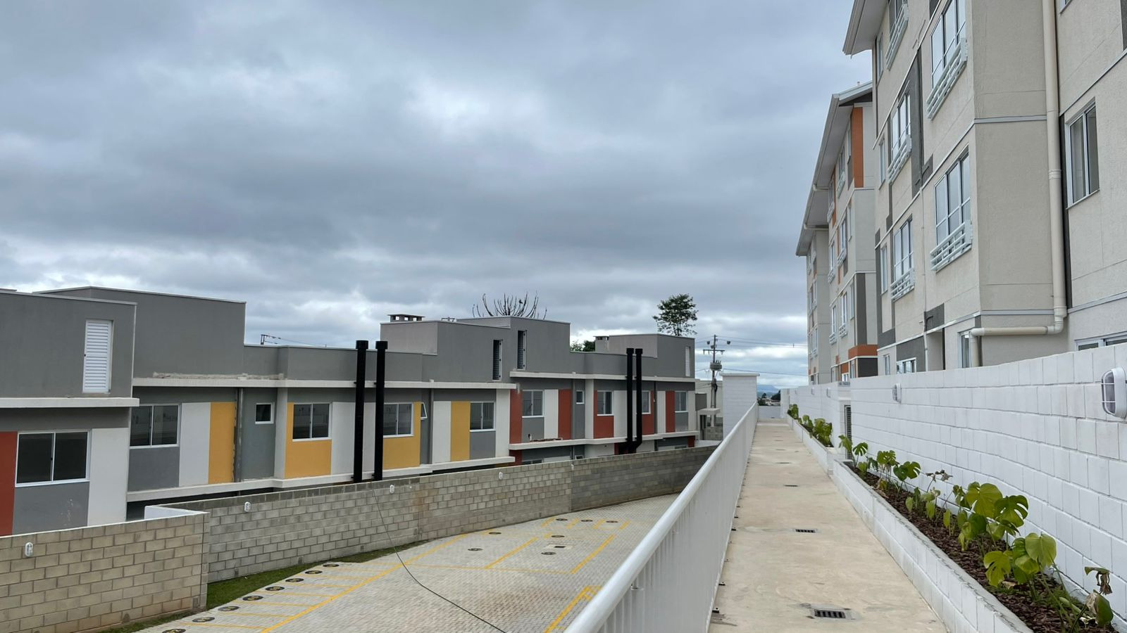 Cohapar entrega residencial com 184 casas e apartamentos em Curitiba