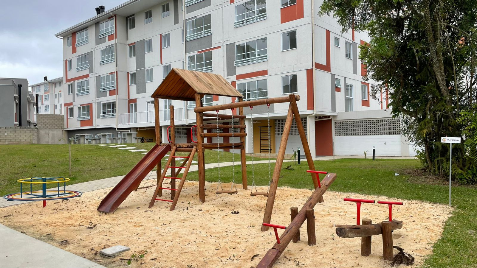 Cohapar entrega residencial com 184 casas e apartamentos em Curitiba