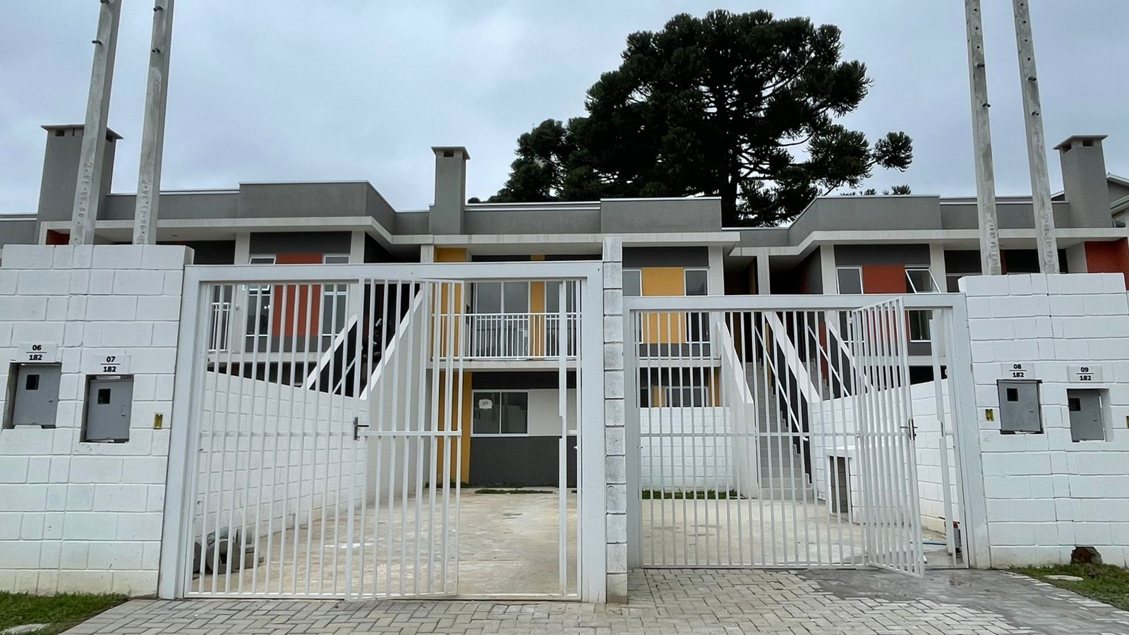 Cohapar entrega residencial com 184 casas e apartamentos em Curitiba