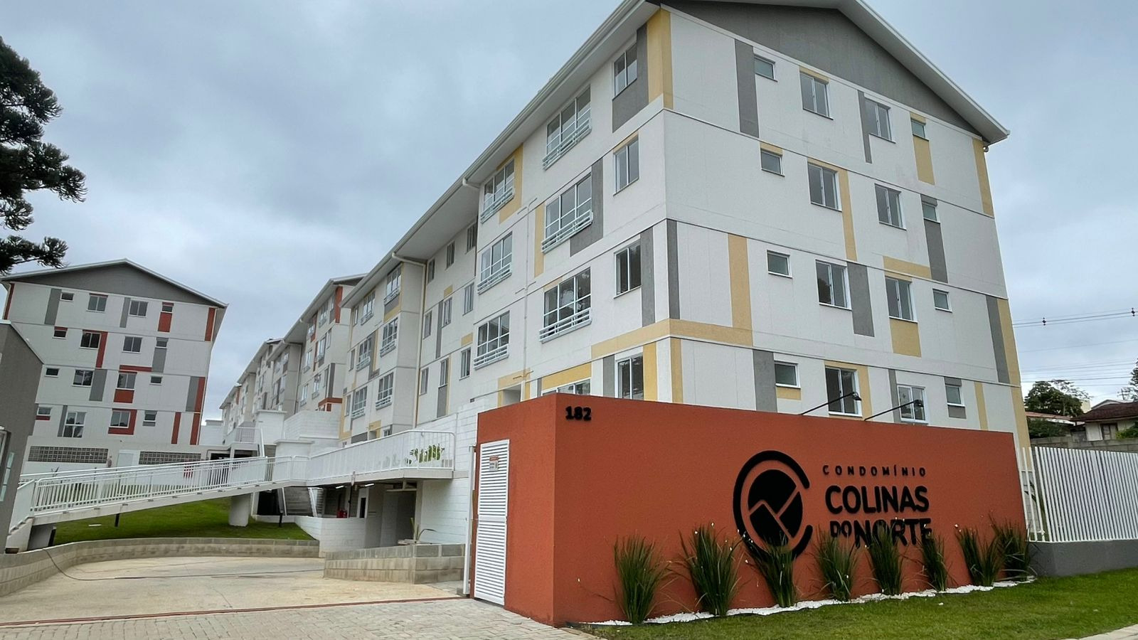 Cohapar entrega residencial com 184 casas e apartamentos em Curitiba