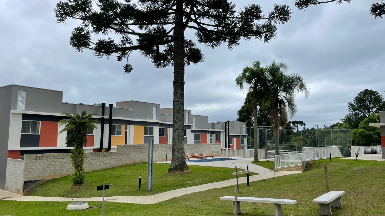 Cohapar entrega residencial com 184 casas e apartamentos em Curitiba