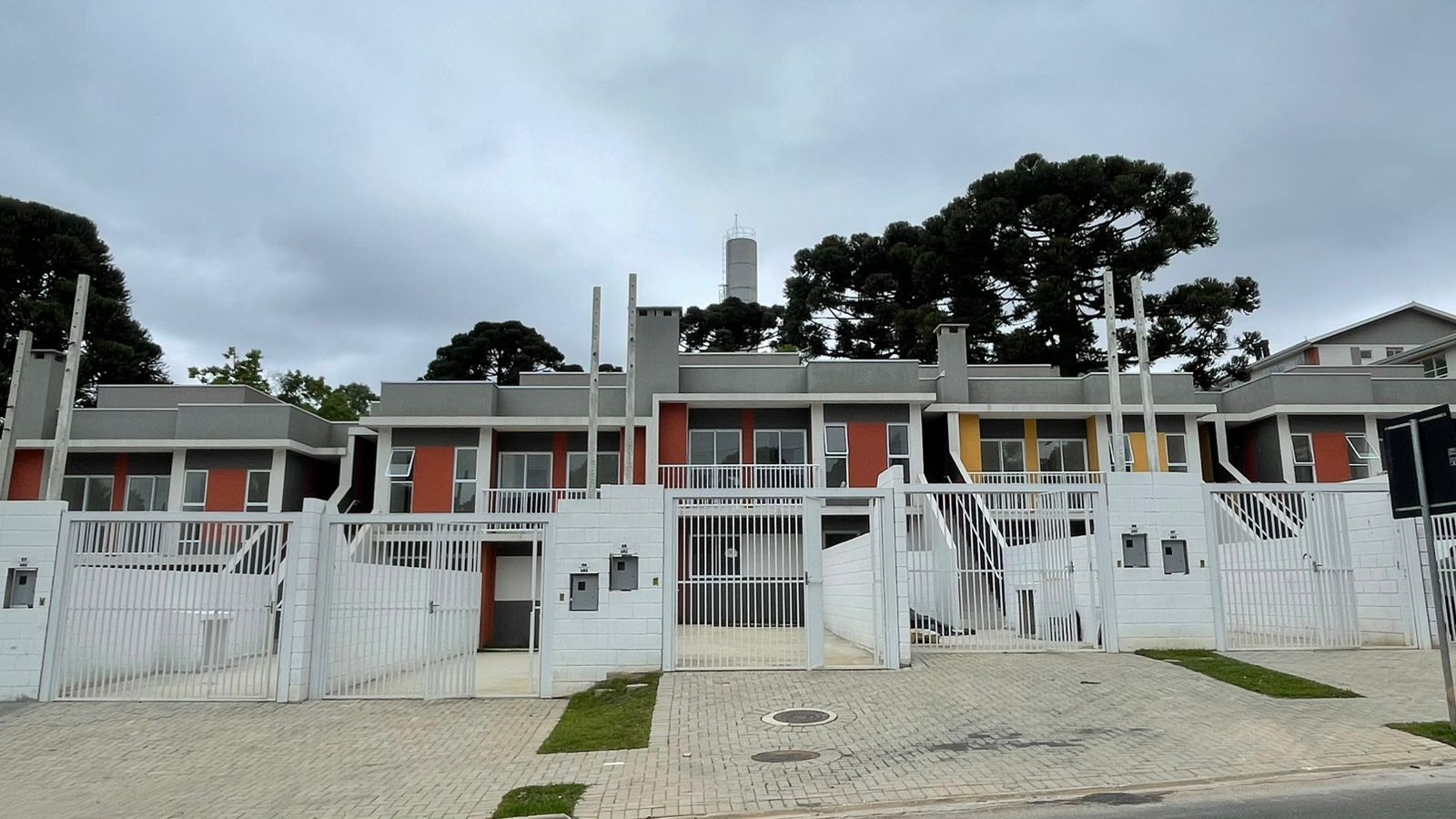 Cohapar entrega residencial com 184 casas e apartamentos em Curitiba