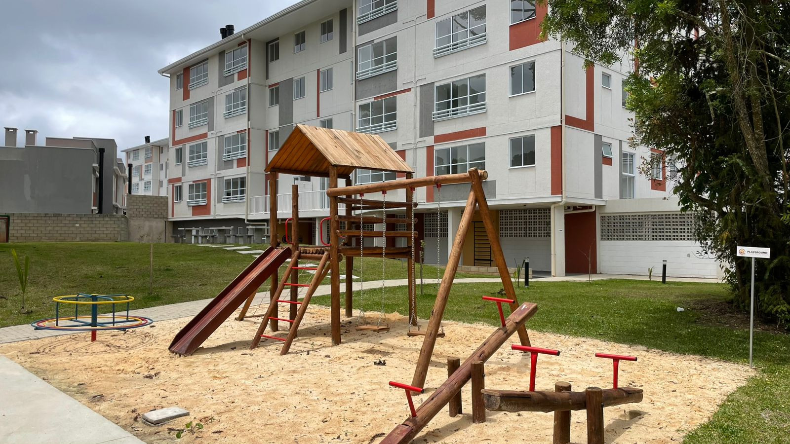 Cohapar entrega residencial com 184 casas e apartamentos em Curitiba