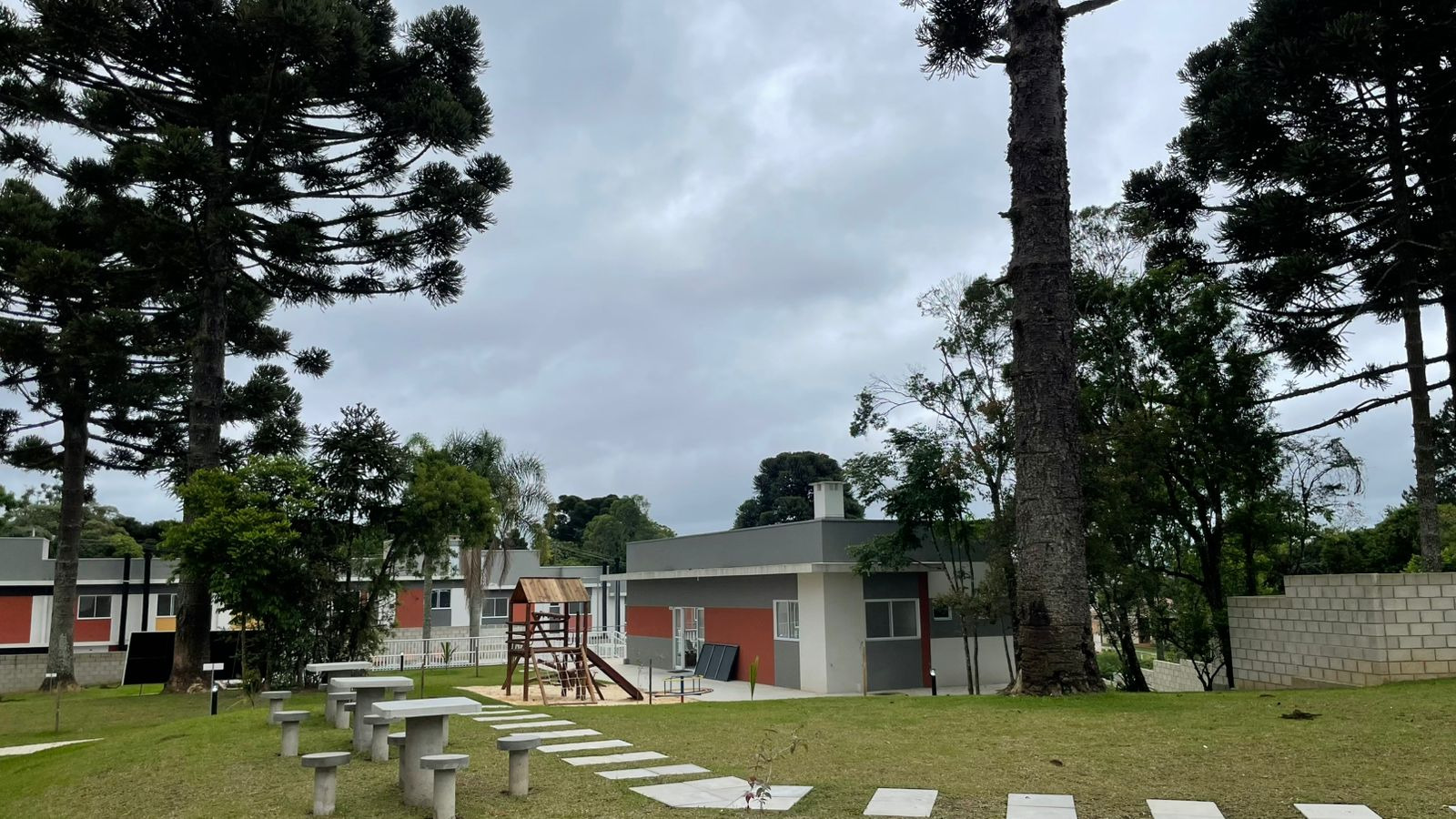 Cohapar entrega residencial com 184 casas e apartamentos em Curitiba