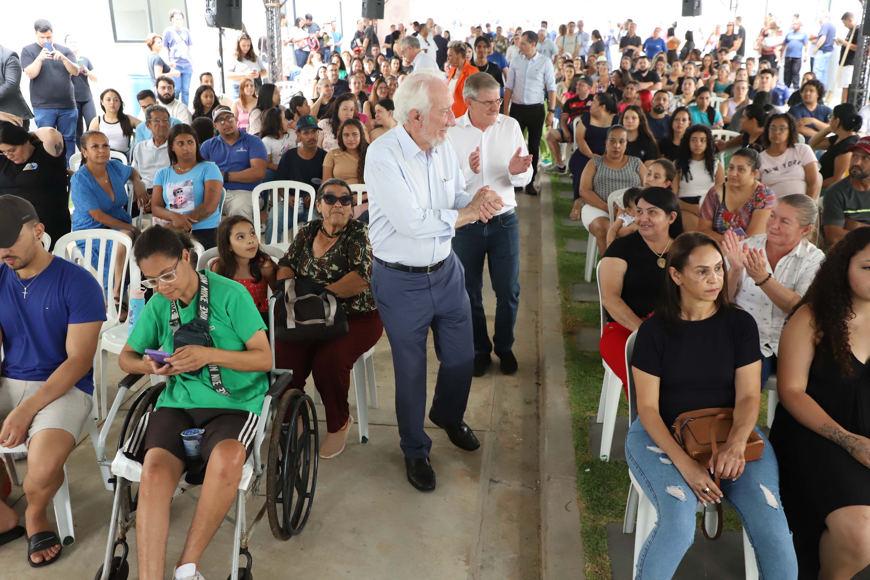 Programa Casa Fácil: vice-governador entrega residencial com 240 unidades em Londrina