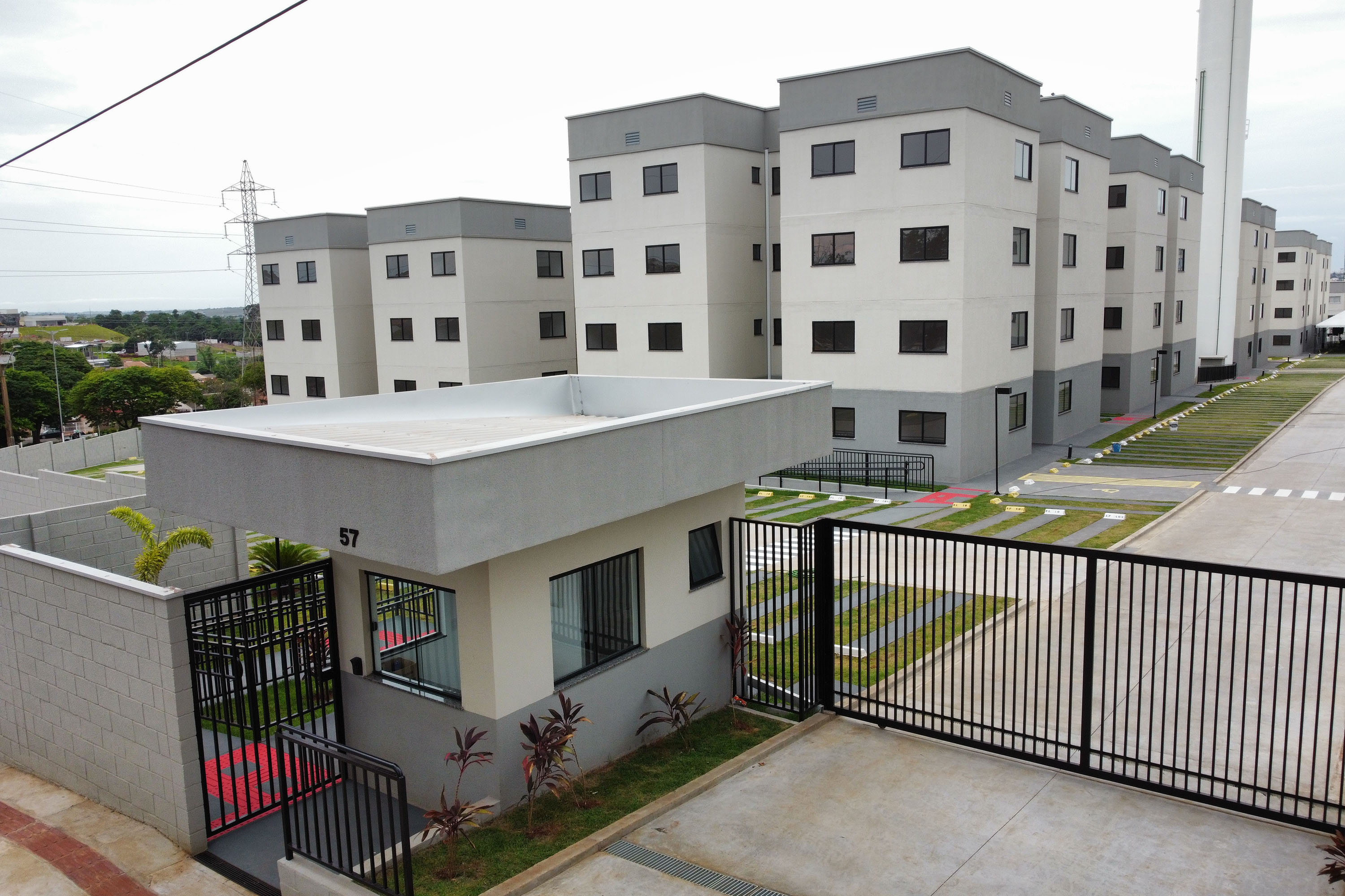 Programa Casa Fácil: vice-governador entrega residencial com 240 unidades em Londrina