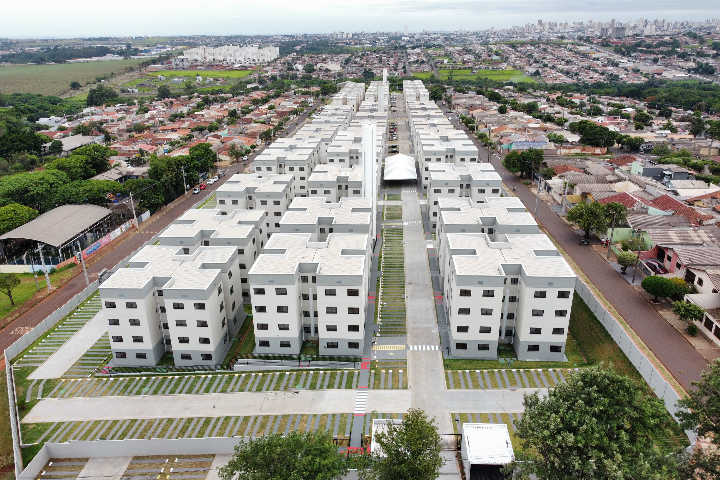 Programa Casa Fácil: vice-governador entrega residencial com 240 unidades em Londrina