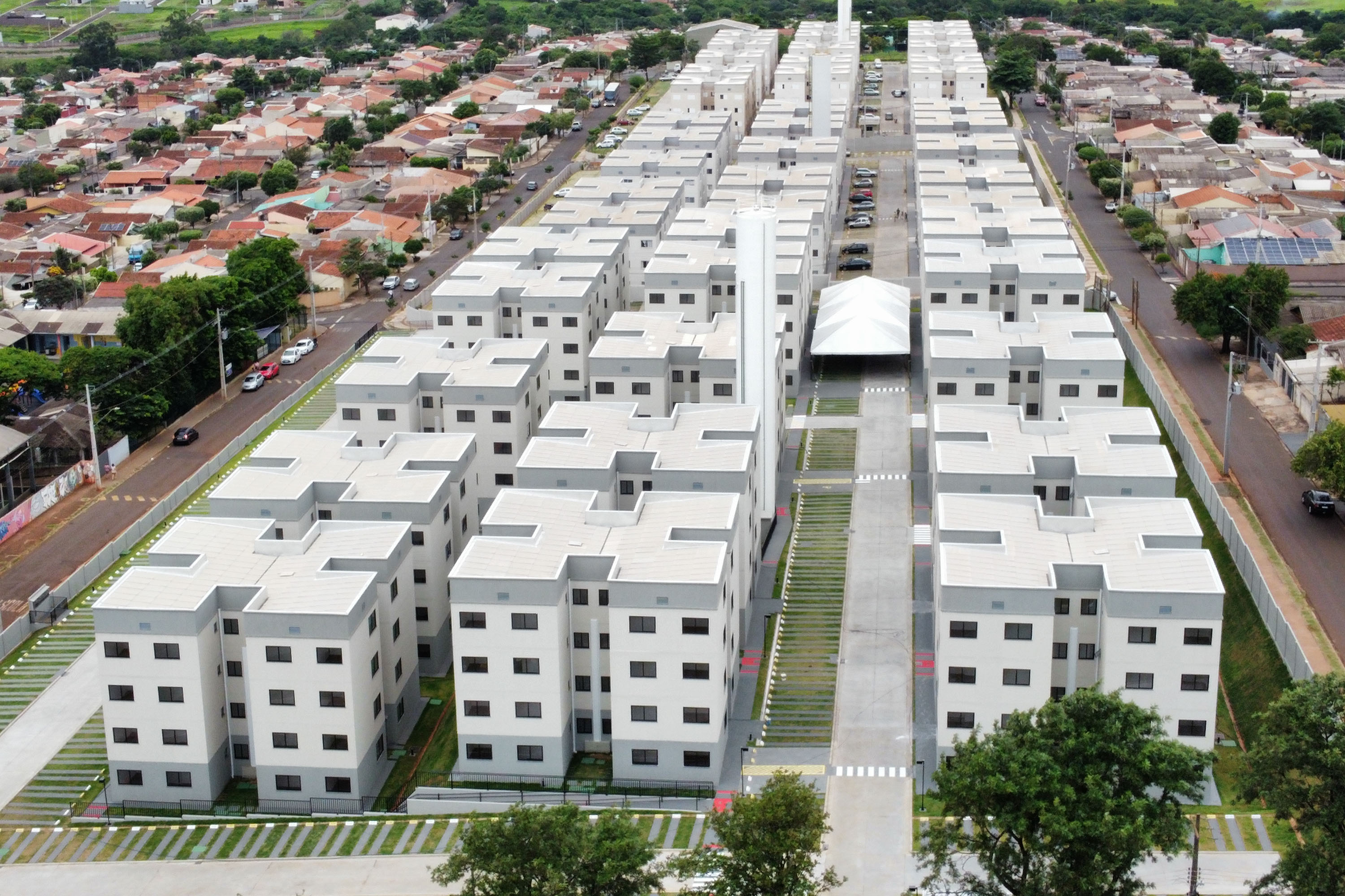 Programa Casa Fácil: vice-governador entrega residencial com 240 unidades em Londrina