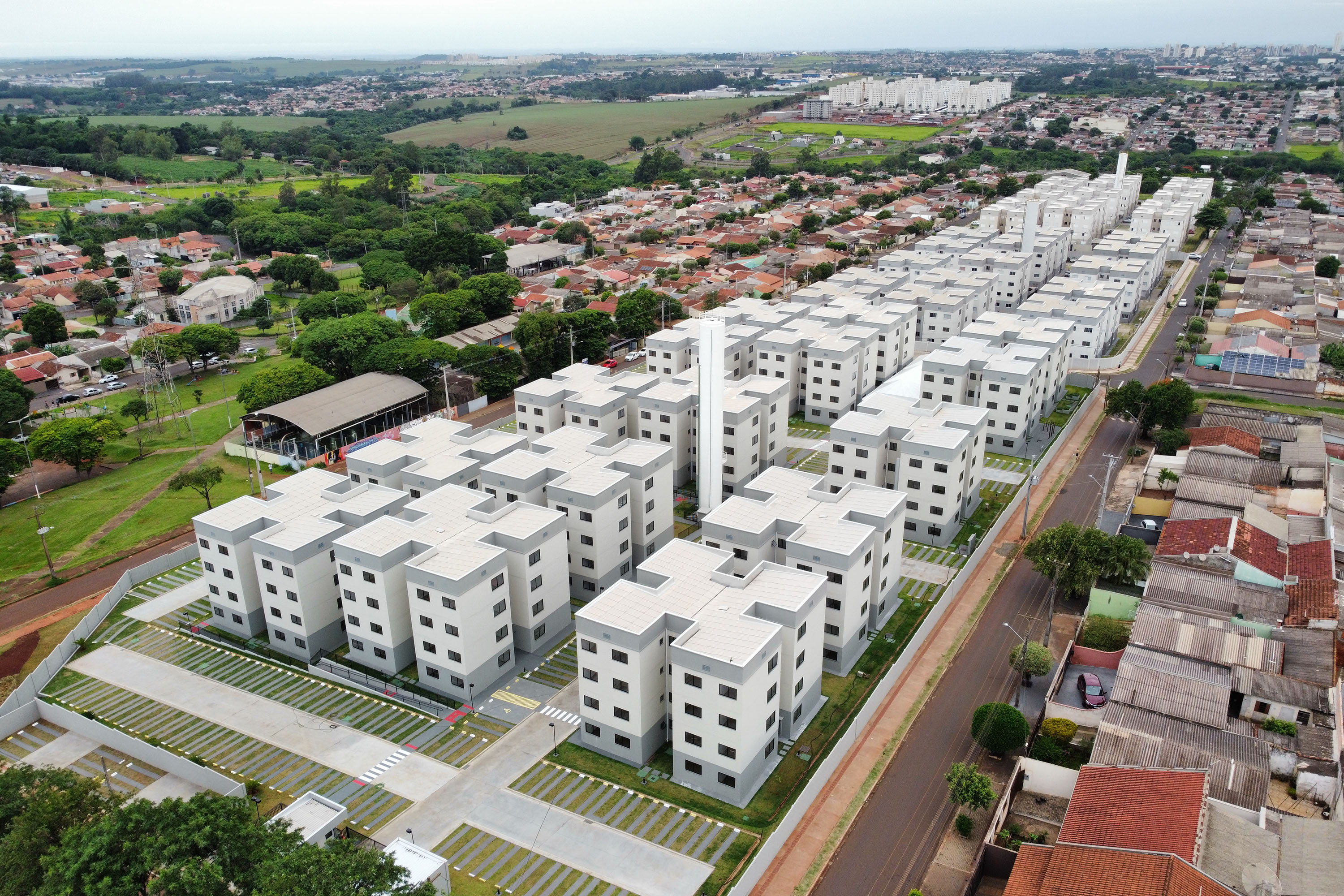 Programa Casa Fácil: vice-governador entrega residencial com 240 unidades em Londrina
