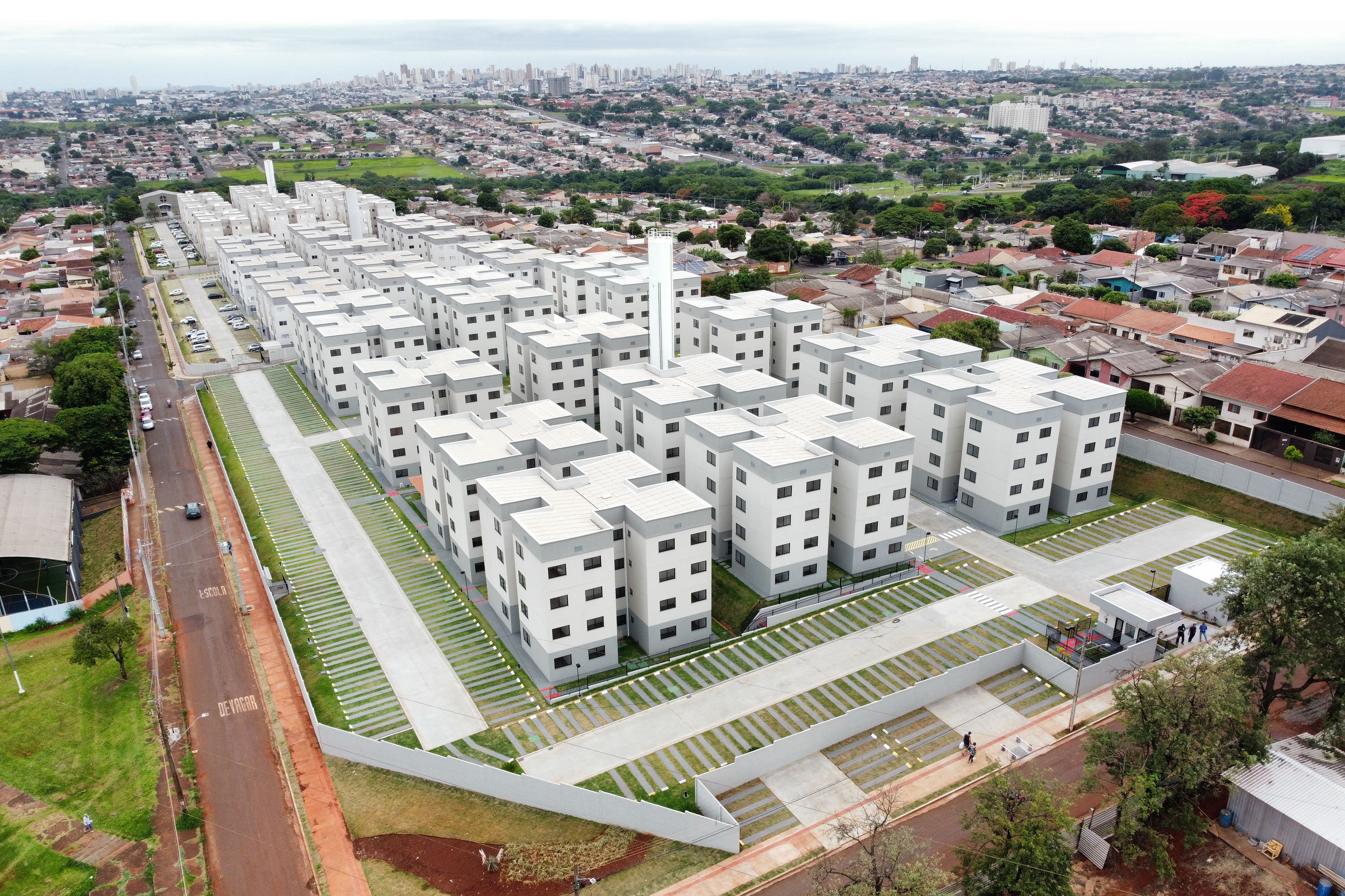 Programa Casa Fácil: vice-governador entrega residencial com 240 unidades em Londrina