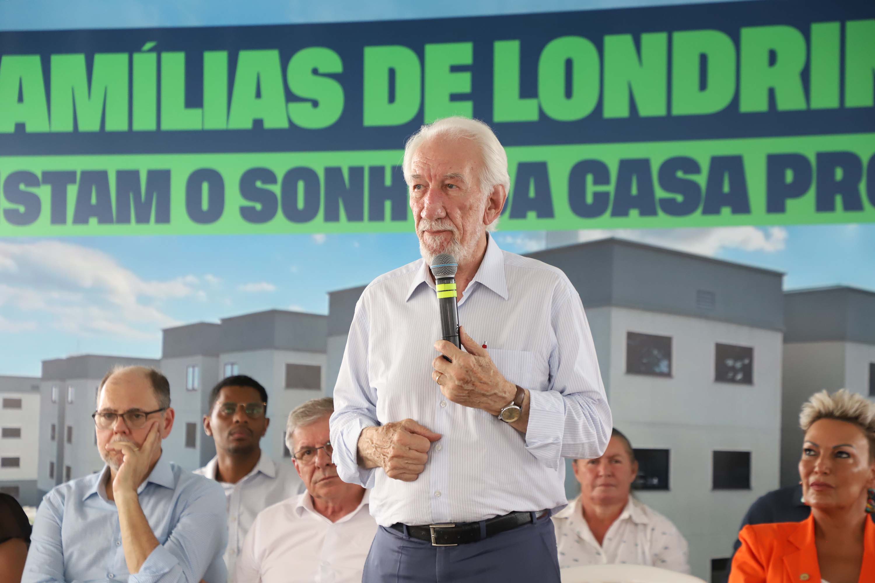 Programa Casa Fácil: vice-governador entrega residencial com 240 unidades em Londrina