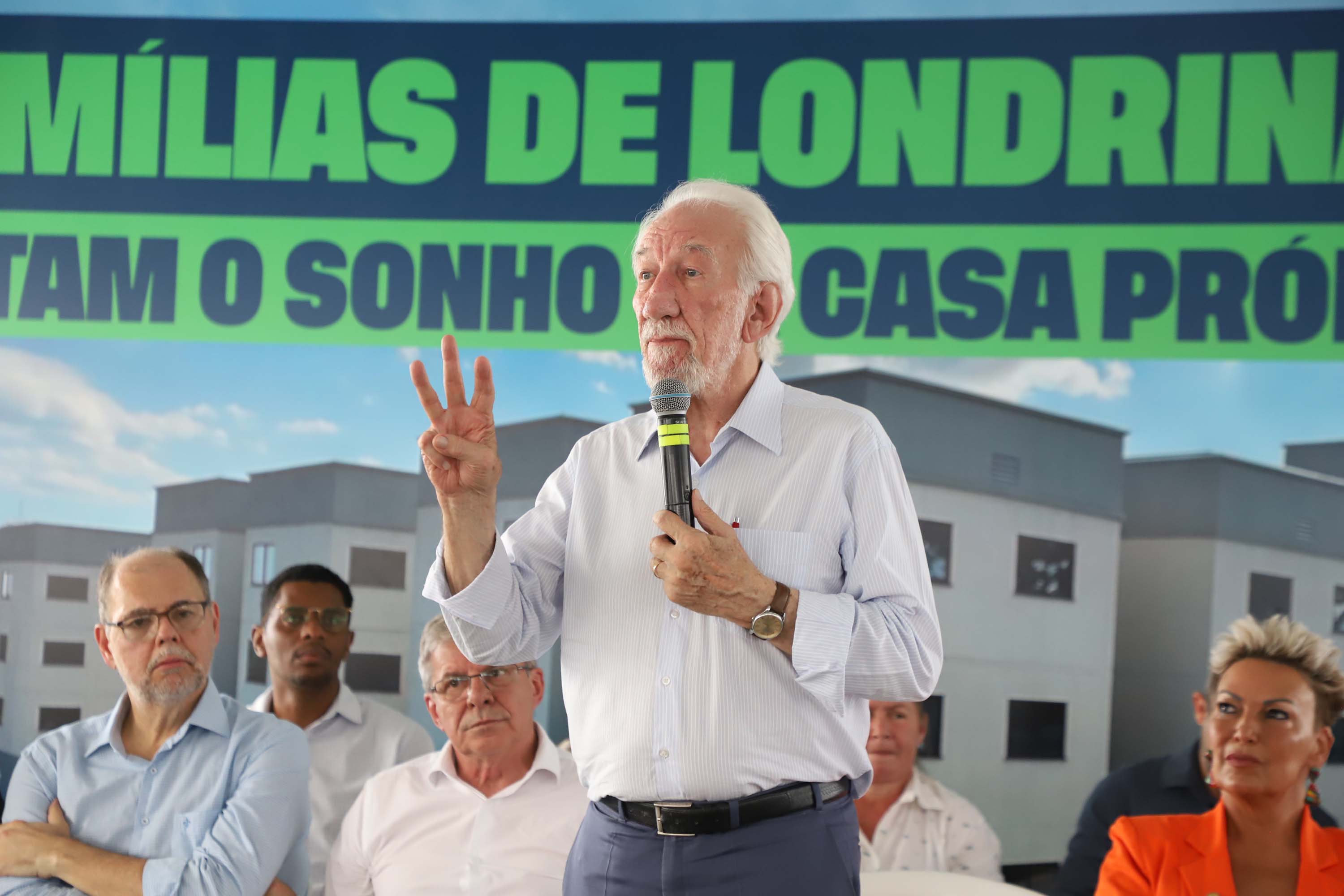 Programa Casa Fácil: vice-governador entrega residencial com 240 unidades em Londrina